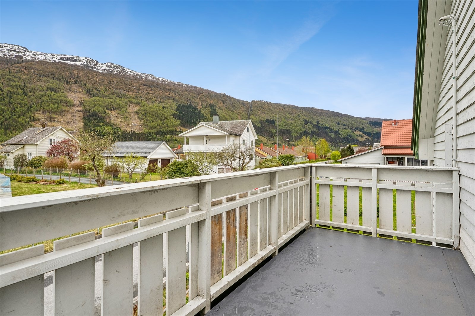 Terrasse på 7 m² i trekonstruksjon i tilknytning til soverom på loft Galleribilde