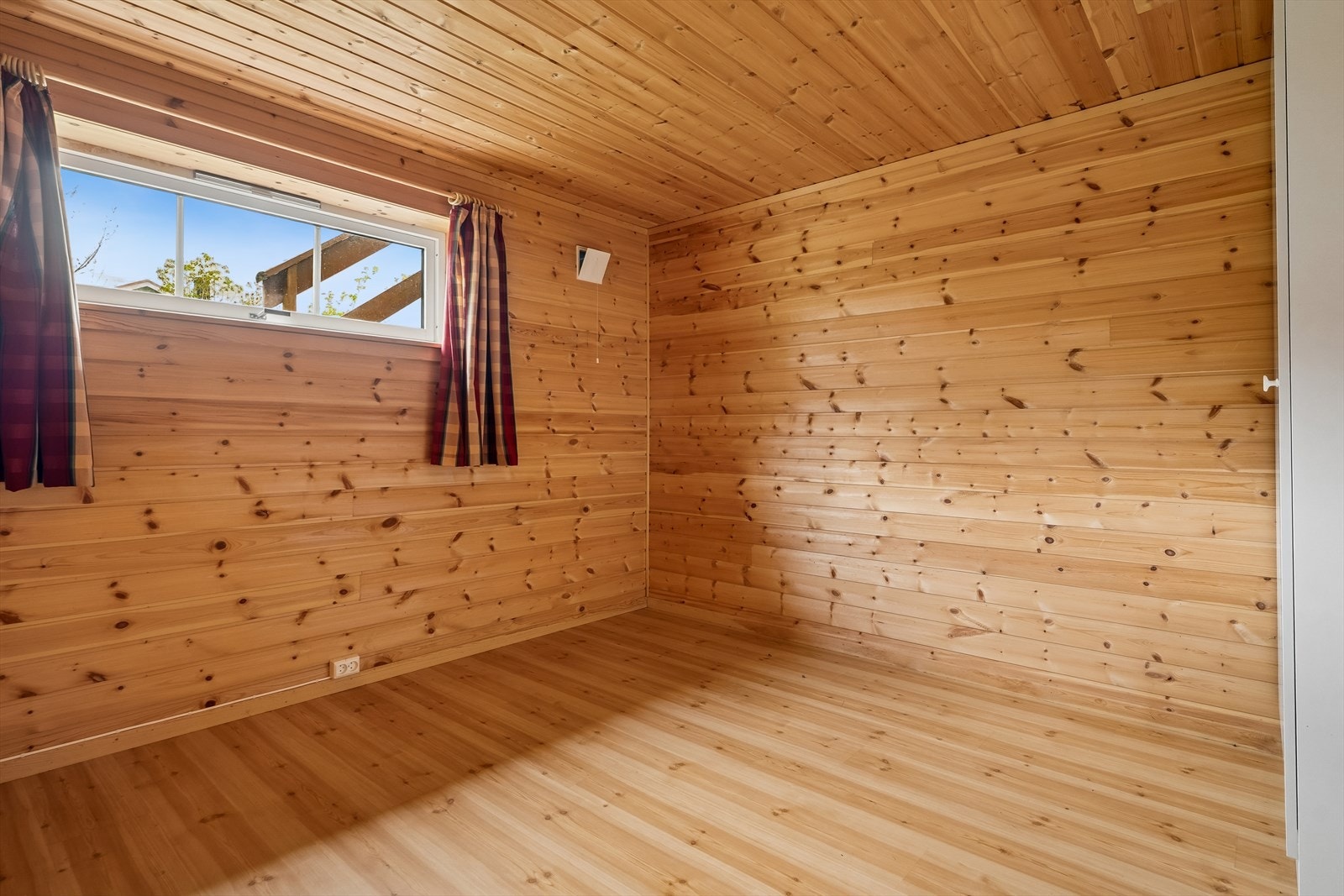 Eitt av romma i kjellaren er innreia med belegg på golv og panel på veggar og i tak. Galleribilde