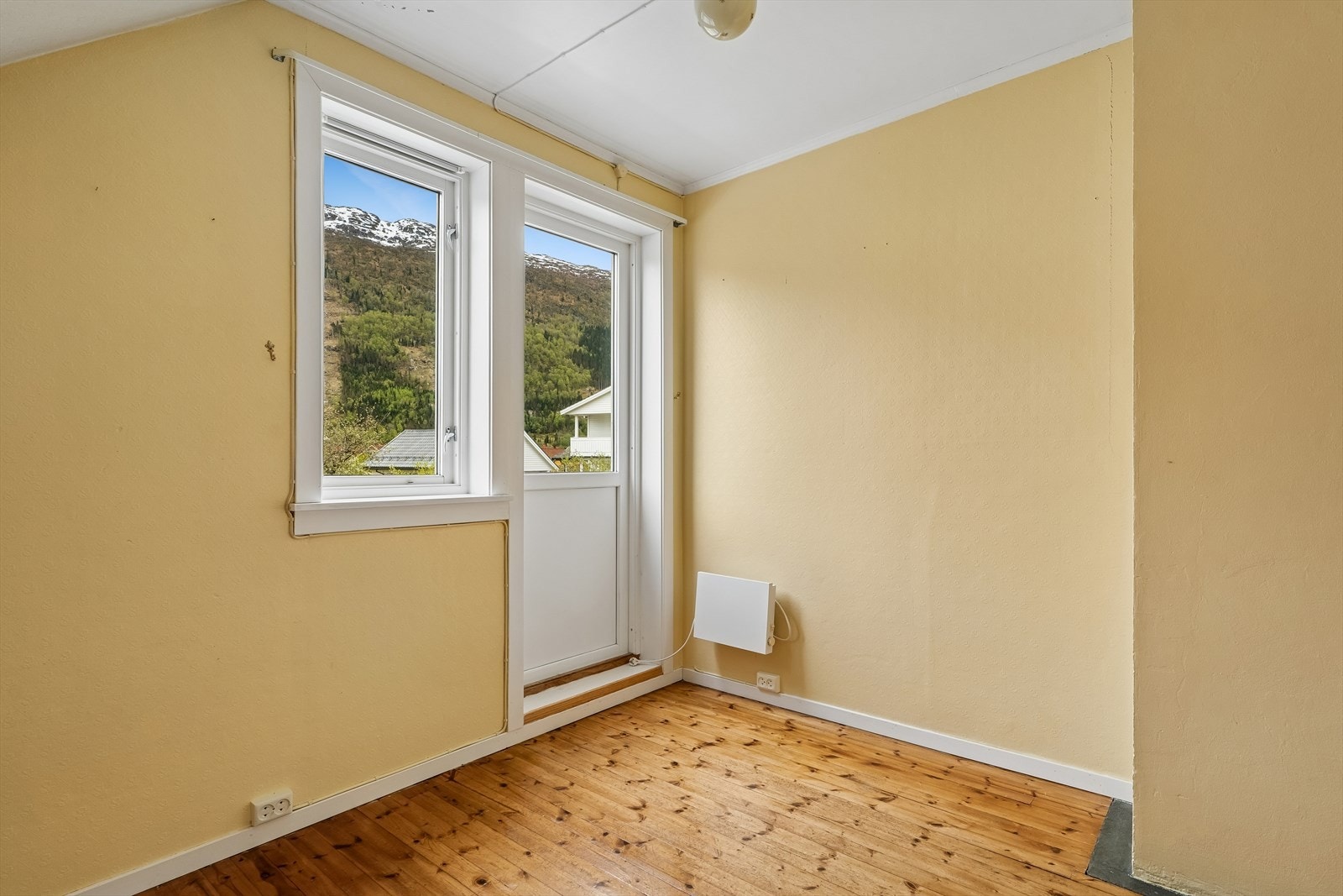 Frå det eine rommet på loftet er det utgang til balkong Galleribilde