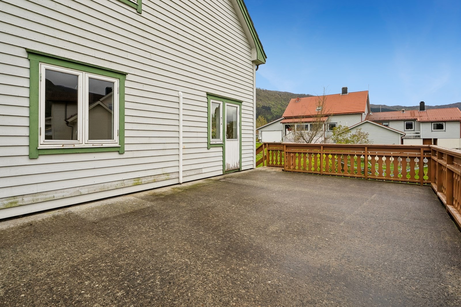 Romleg terrasse på 35 m² i betongkonstruksjon over garasjen. Galleribilde