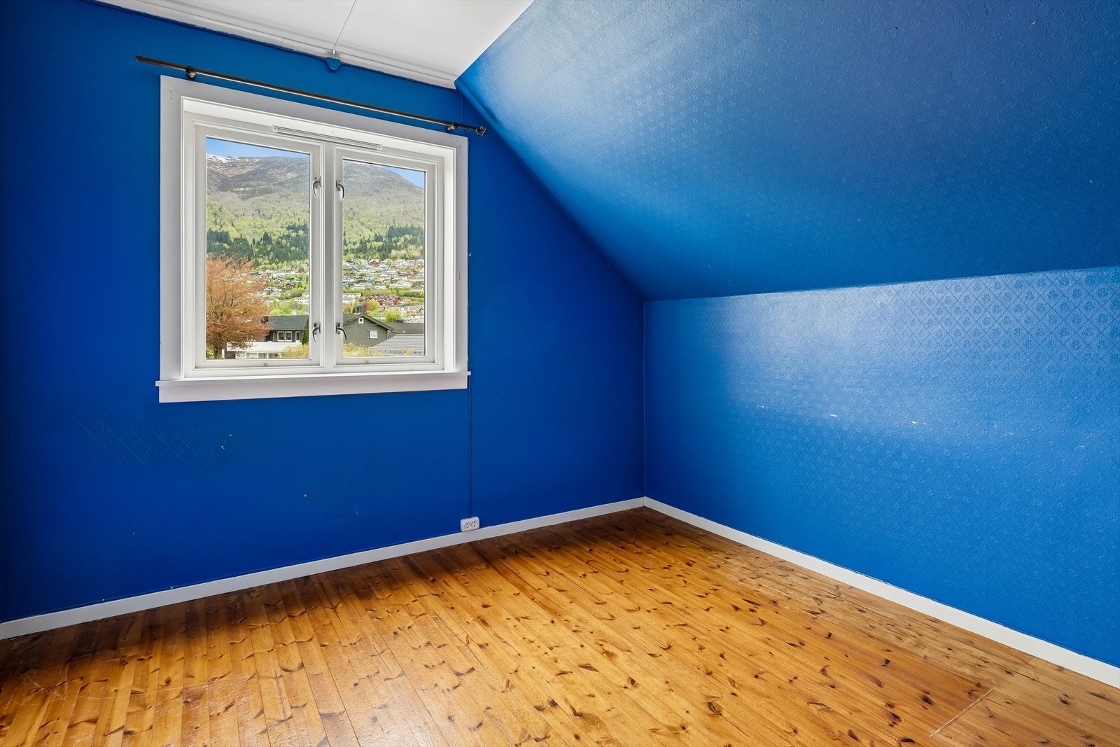 Soveromma på loftet har slette, malte plater og dels plater med imitasjon av panel på veggane. Galleribilde