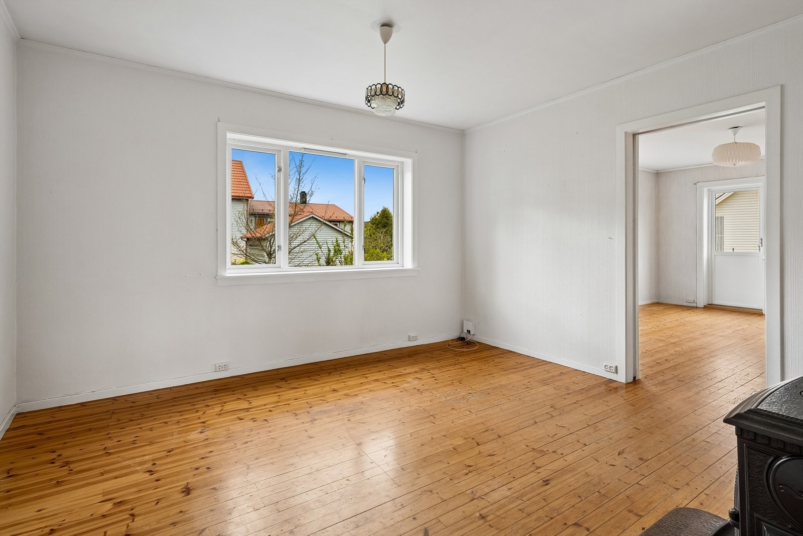 Bustaden har to stover i første etasje, begge med fleire vindaugsflater som gjev godt med lys. Galleribilde