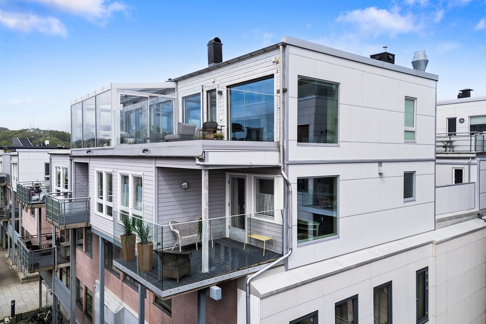 Flott balkong med utsikt mot innseilingen til Mandal sentrum Galleribilde