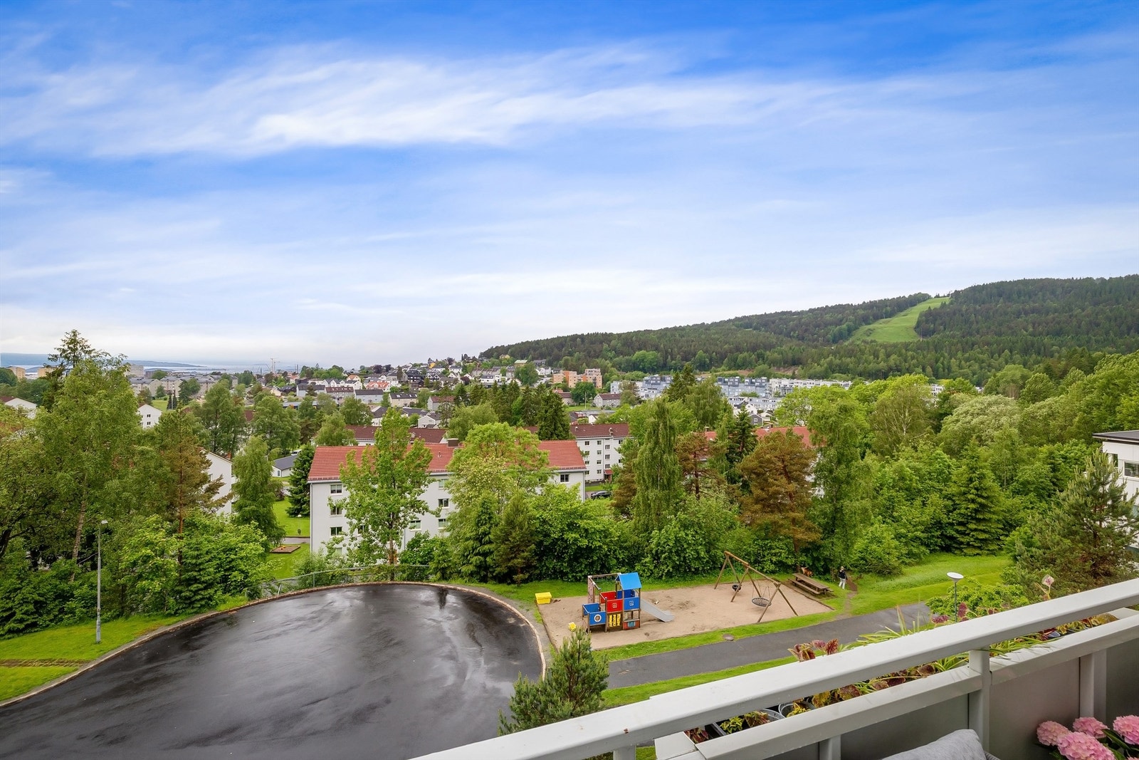 Her kan du fra høyden følge med når de minste svinger seg i sameiets lekeområde Galleribilde