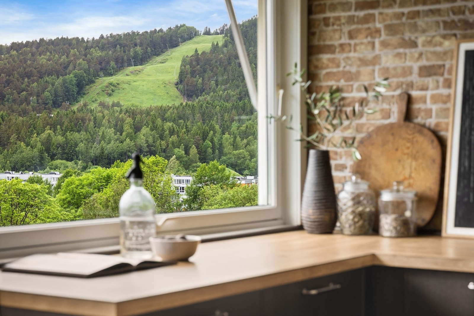 Store vinduer som byr på nydelig utsikt til matlagingen Galleribilde
