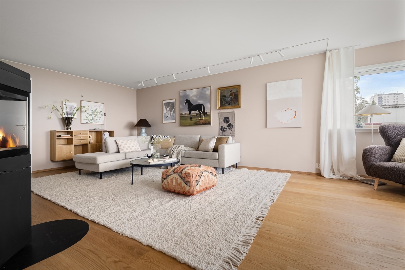 Her er det god plass til både sofa med tilhørende salongbord og lounge med plass til en stor familie eller mange gjester Galleribilde