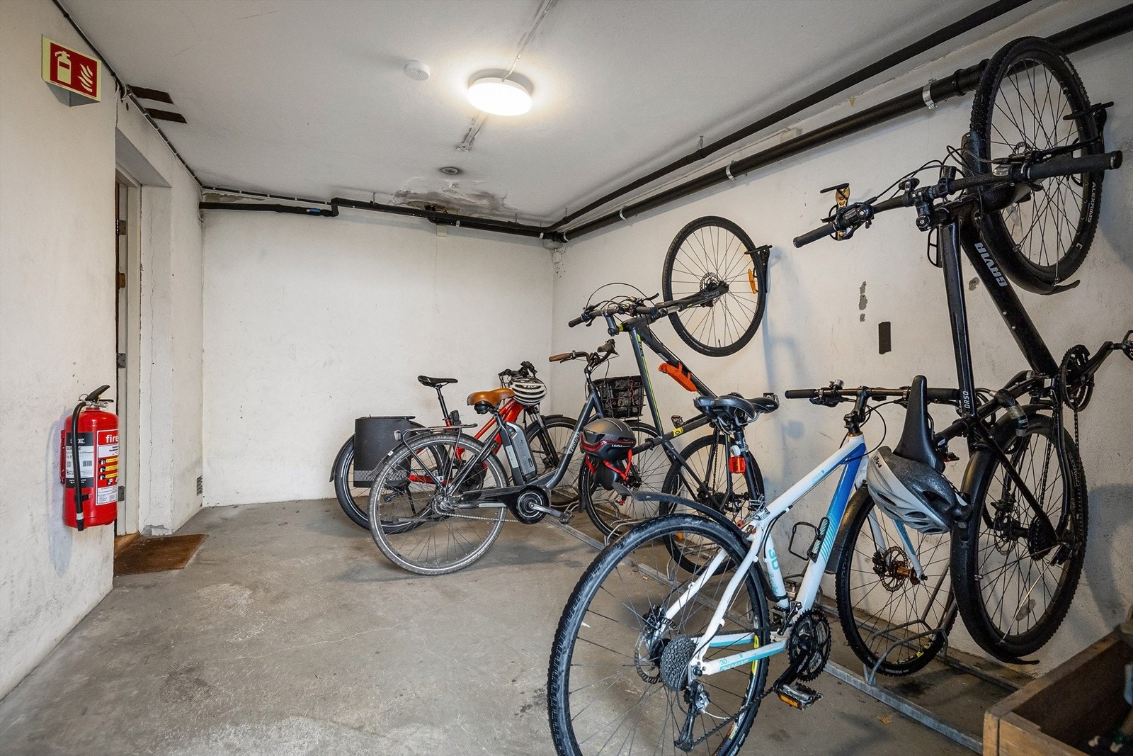Felles sykkelparkering i underetasjen Galleribilde