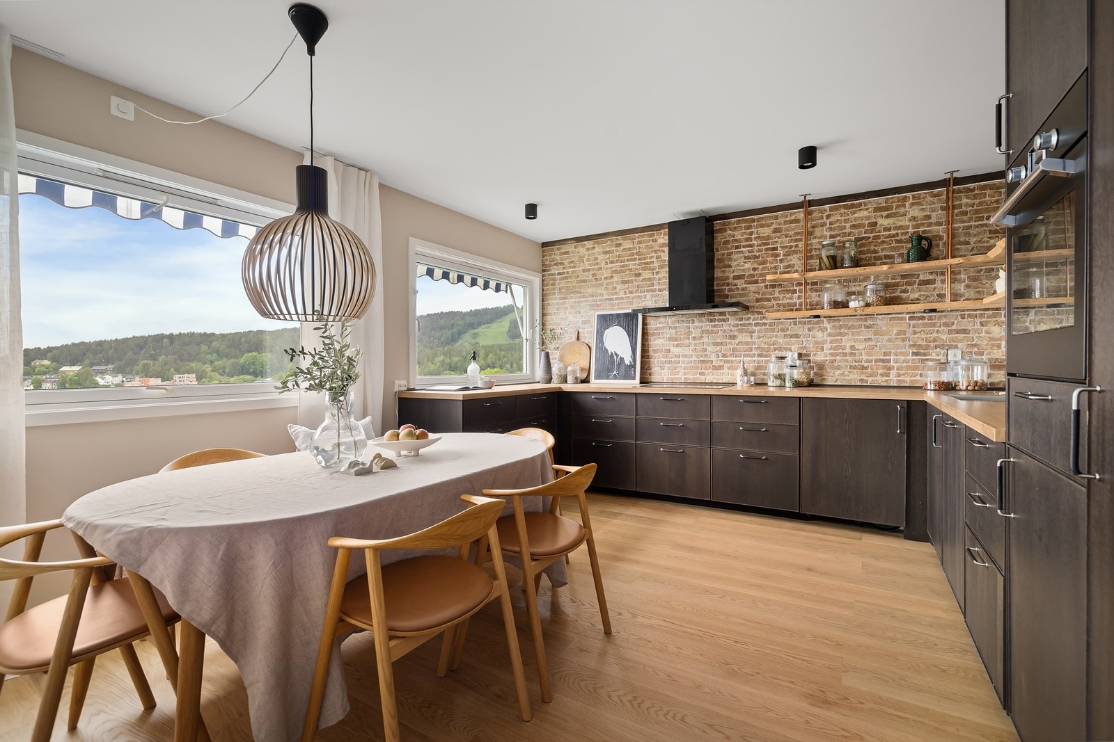 Moderne kjøkken fra 2020/21 i delvis åpen løsning mot stuen Galleribilde