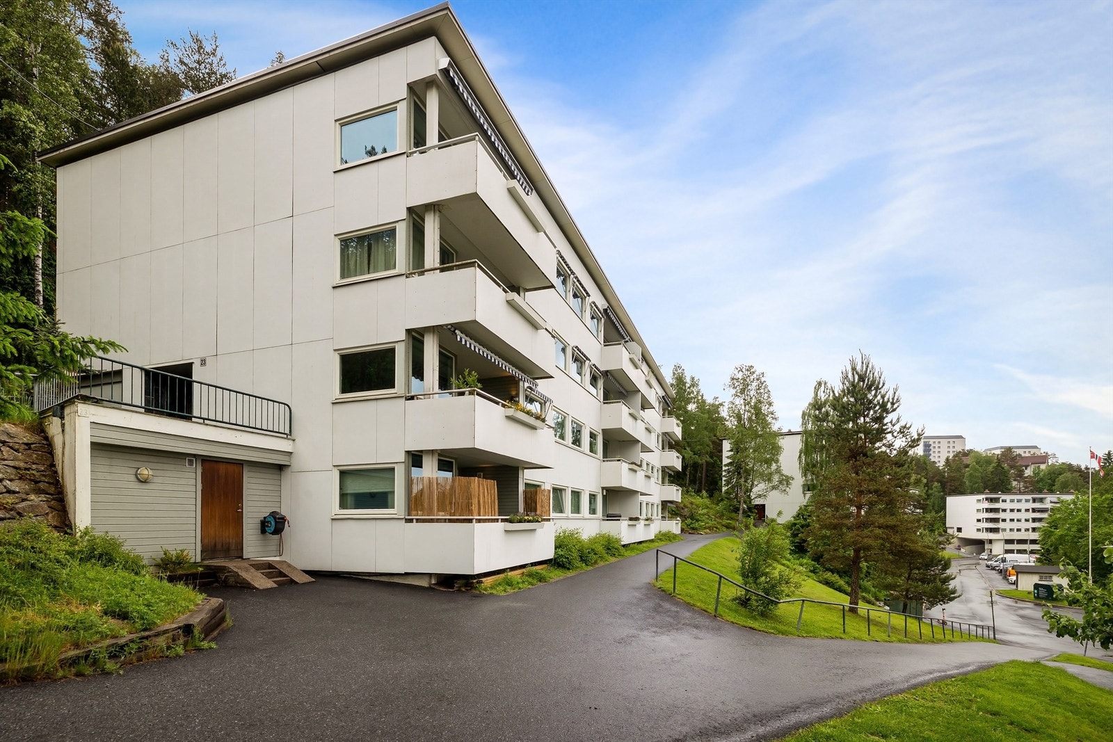 Det er lagt varmekabler fra fortau opp til inngangsdør Galleribilde