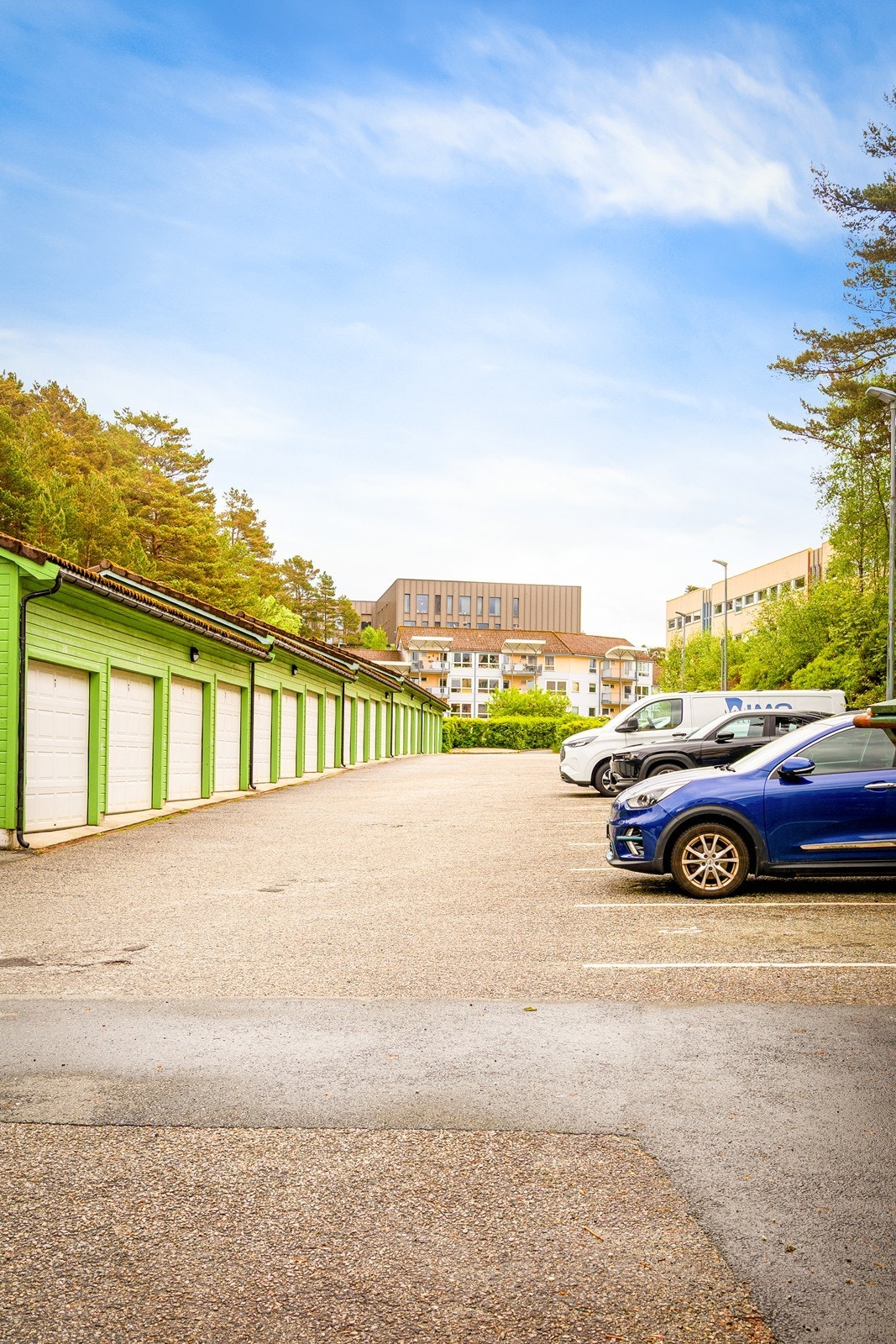 Borettslaget disponerer to gode parkeringsplasser. Det er mulig å få tildelt garasjeplass via venteliste. I tillegg finnes det 16 gjesteparkeringsplasser i borettslaget. Galleribilde