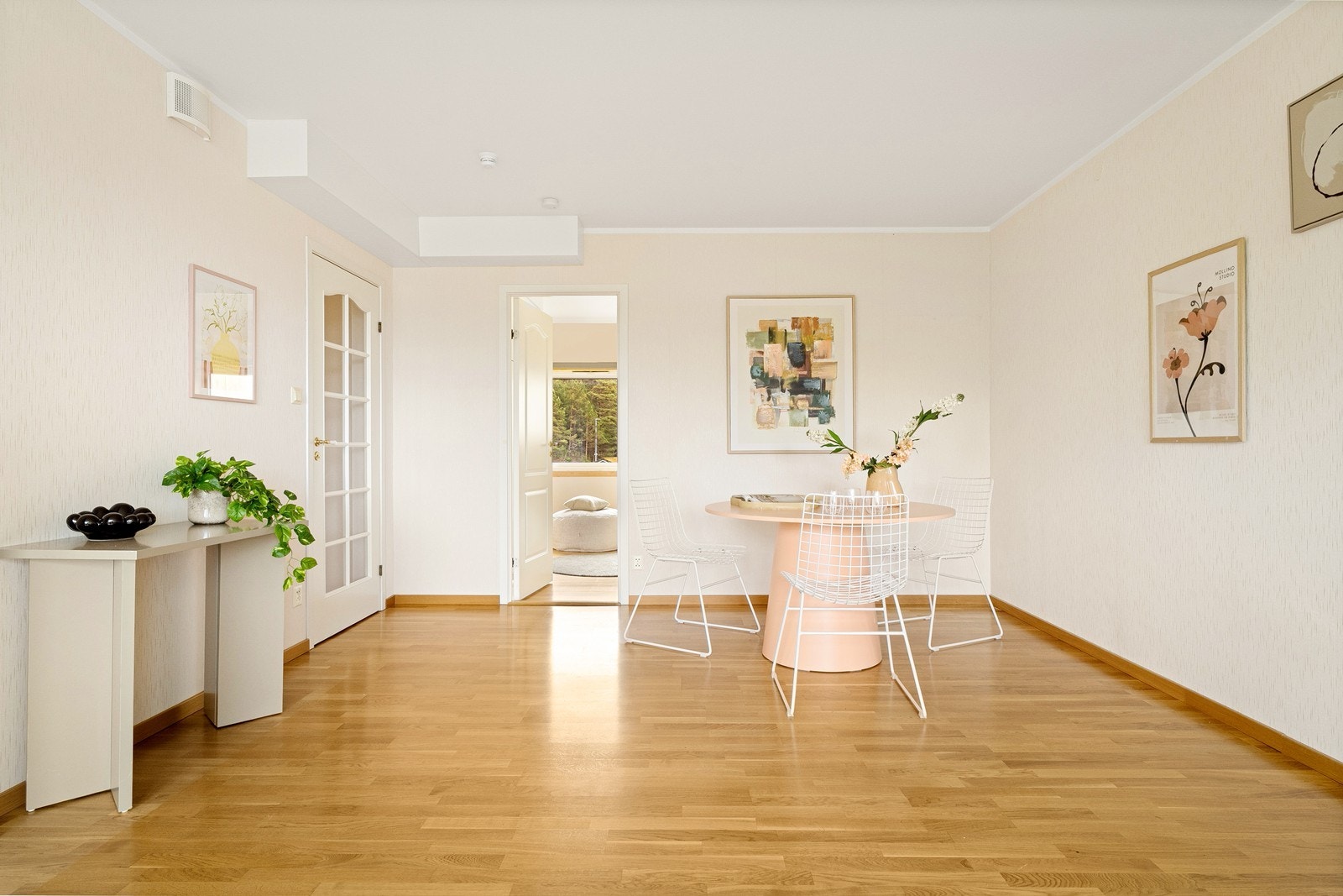 Fra stuen er det adkomst videre inn til hovedsoverommet. Galleribilde