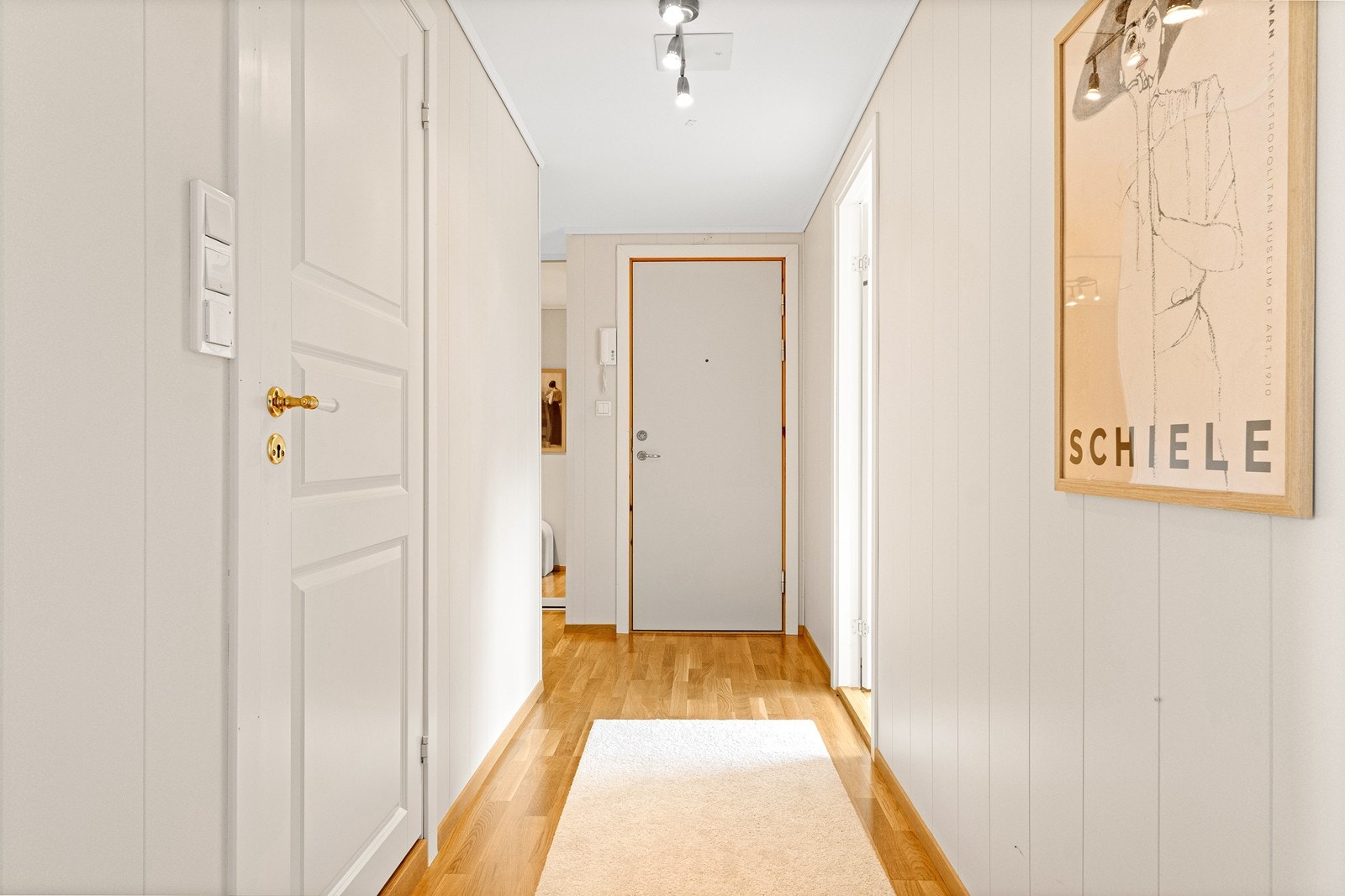 Entréen måler 9 m² og gir et godt førsteinntrykk av boligen. Galleribilde