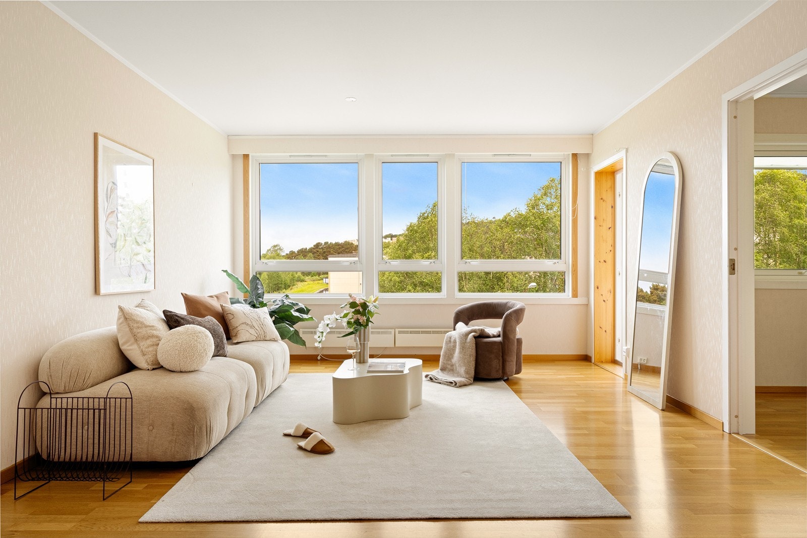 Med et areal på 28 m² er det godt med plass til spisebord, sofakrok og TV-møblement, samt annen ønsket innredning. Galleribilde