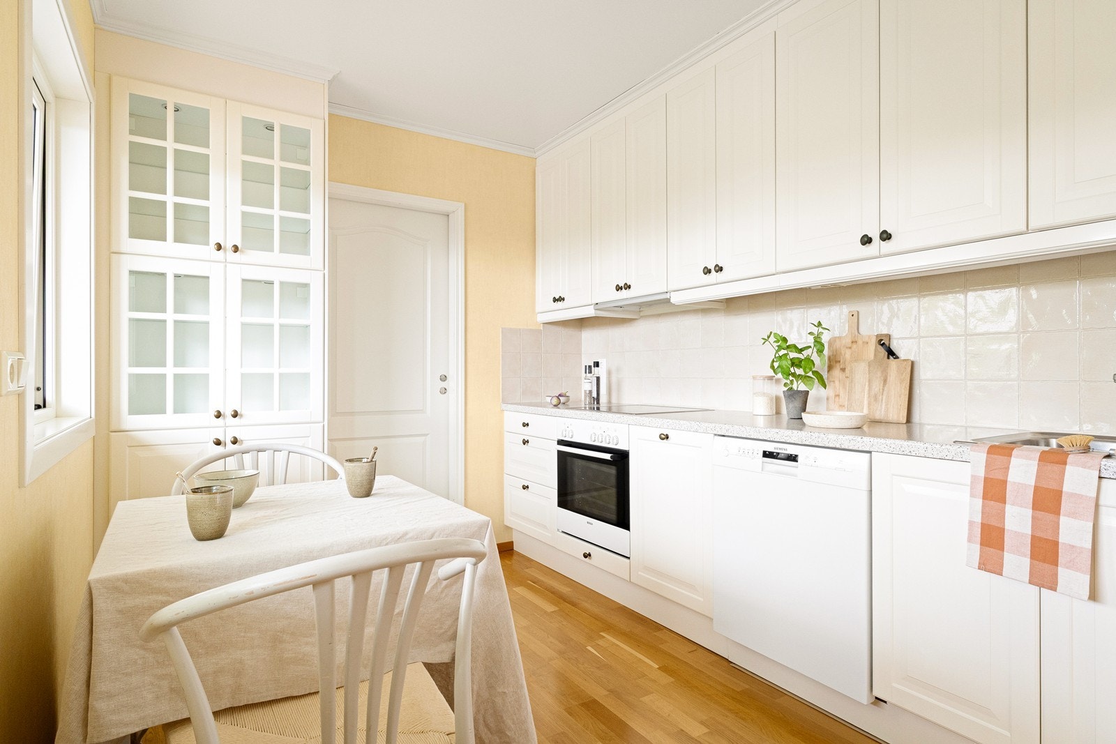 Lyst og innbydende kjøkken! Kjøkkenet måler 9,5 m² og er innredet med profilerte fronter og benkeplate i laminat. Det er også god oppbevaringsplass i skap og skuffer, samt gode arbeidsflater på benkeplaten. Galleribilde