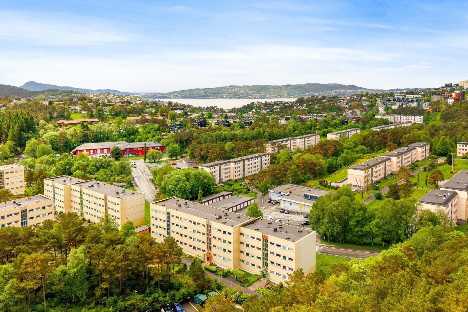 Fra boligen er det kort gangavstand til Åsane Terminal, med effektive forbindelser både til Bergen sentrum og resten av bydelen. Dagligvarehandel gjøres enkelt med Coop Prix i umiddelbar nærhet og Rema 1000 like i nærheten. Galleribilde