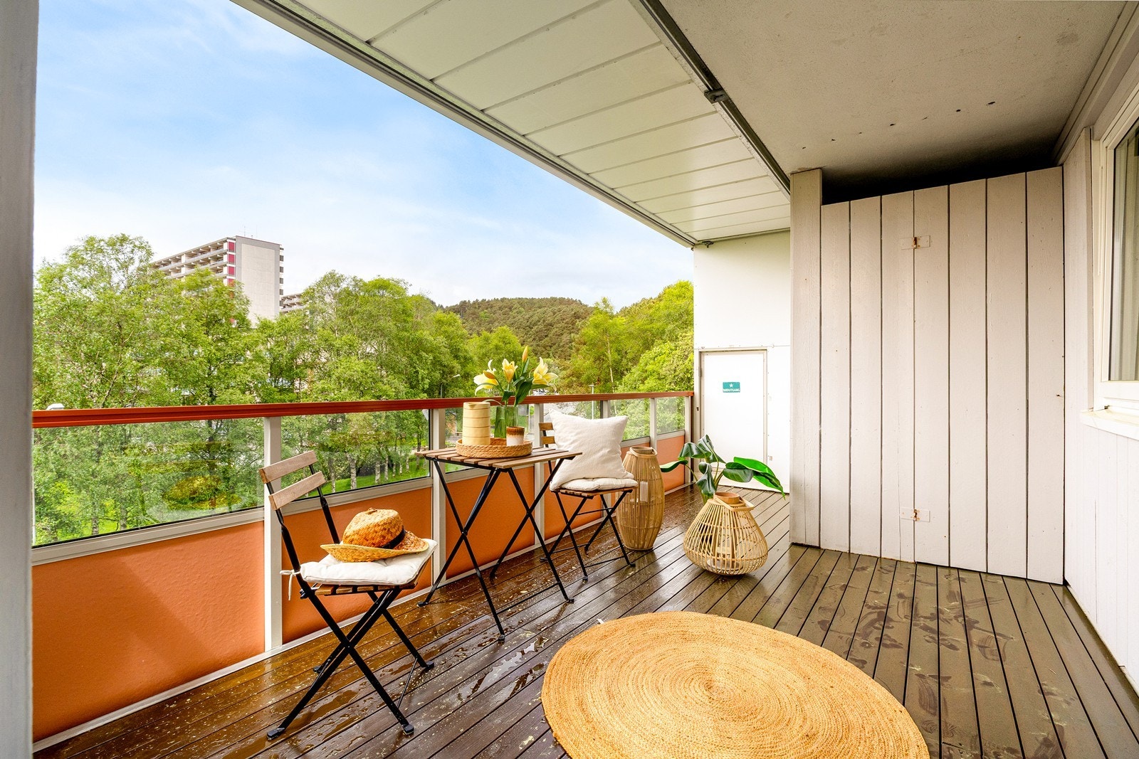 Balkongen har et areal på ca. 12 m² og gir gode muligheter for å samle både familie og venner. Galleribilde