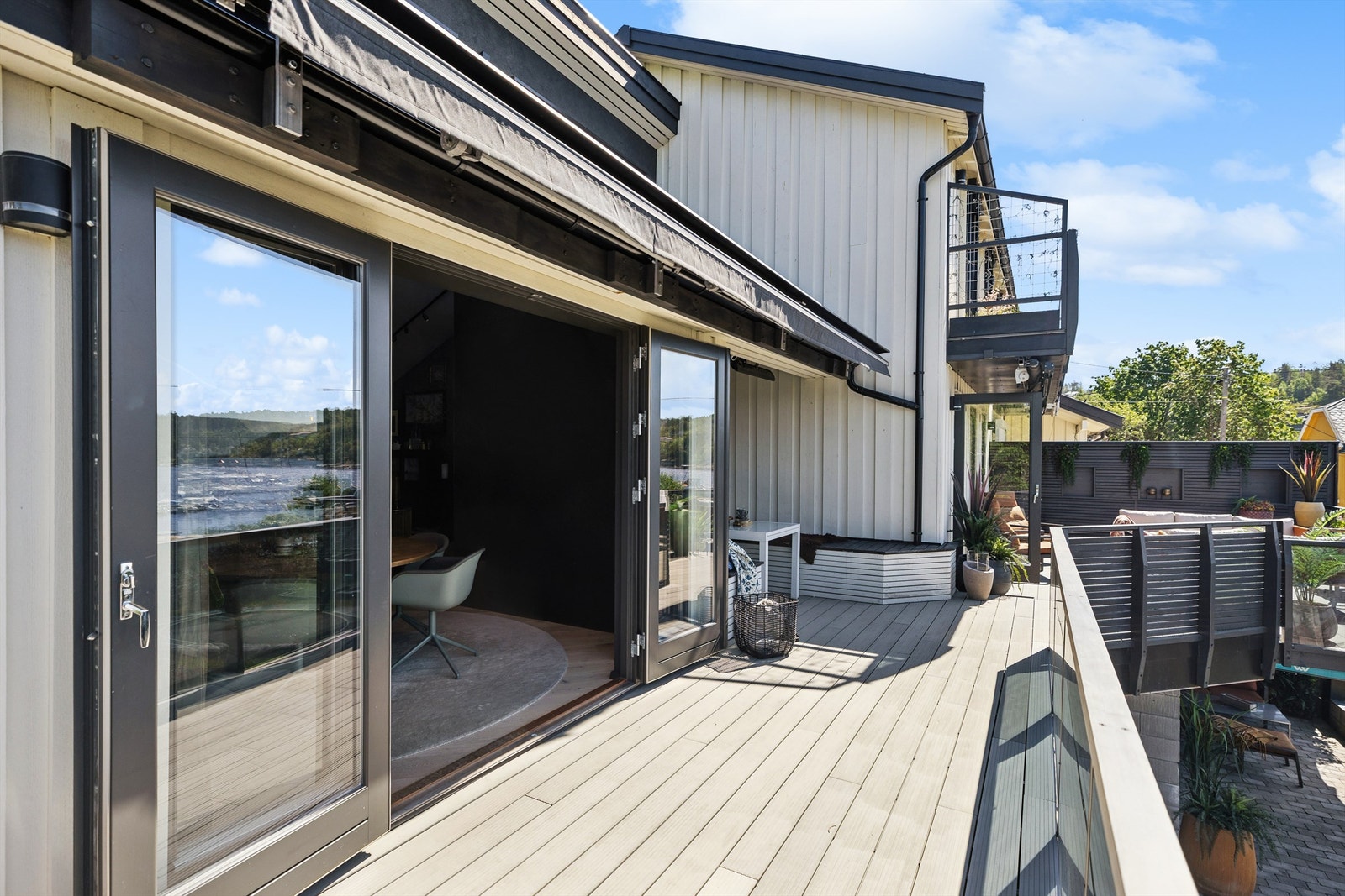 Fra spisestuen er det direkte adkomst til flere flotte utearealer, noe som skaper en naturlig overgang mellom inne- og uteliv og gir gode muligheter for å nyte solen gjennom hele dagen. Galleribilde