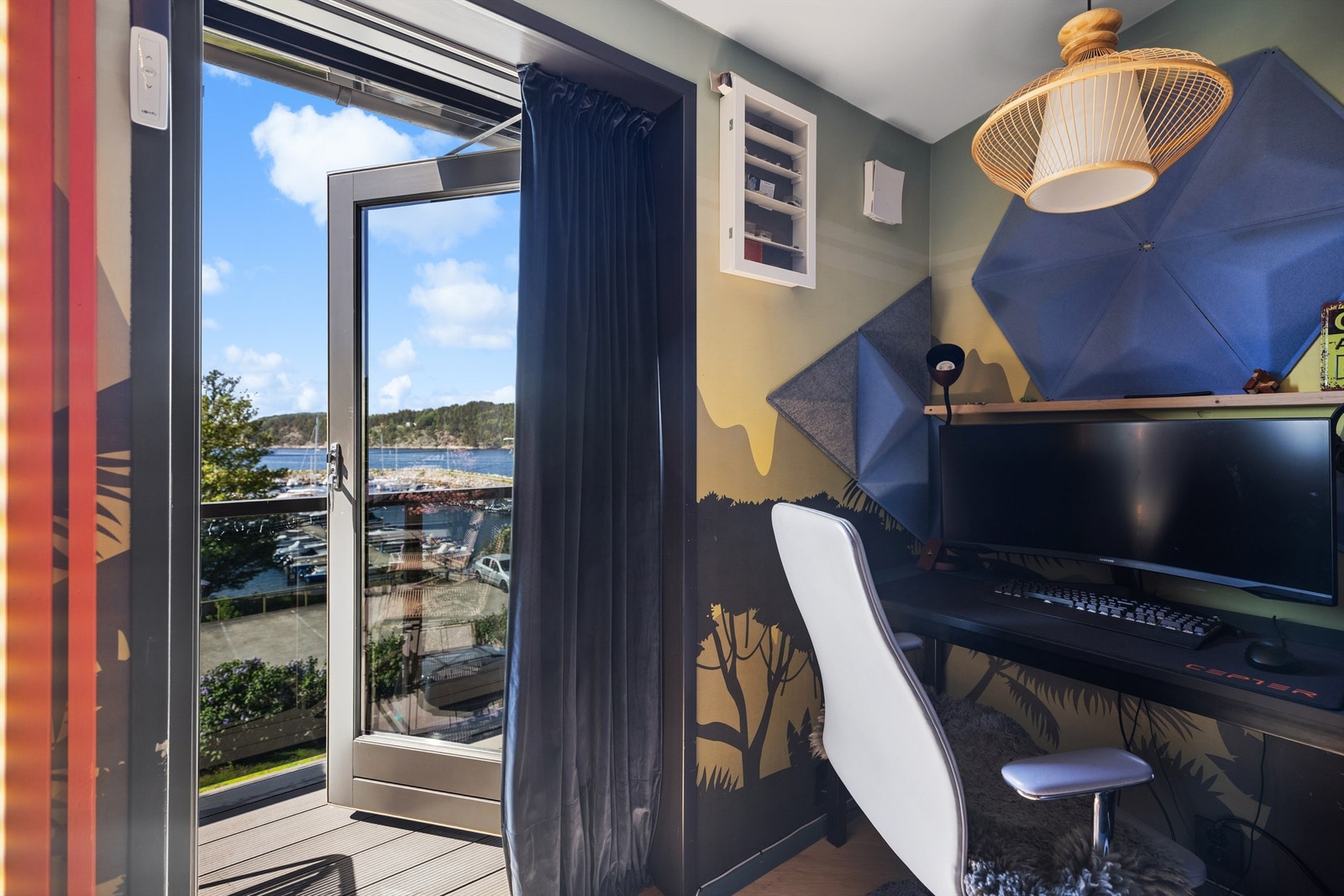 Utgangen til balkong med utsikt mot sjøen gir rommet en ekstra luftig og behagelig følelse. Balkongen blir en naturlig forlengelse av rommet - perfekt for å nyte solen eller følge med på livet langs strandlinjen og ute på fjorden. Galleribilde