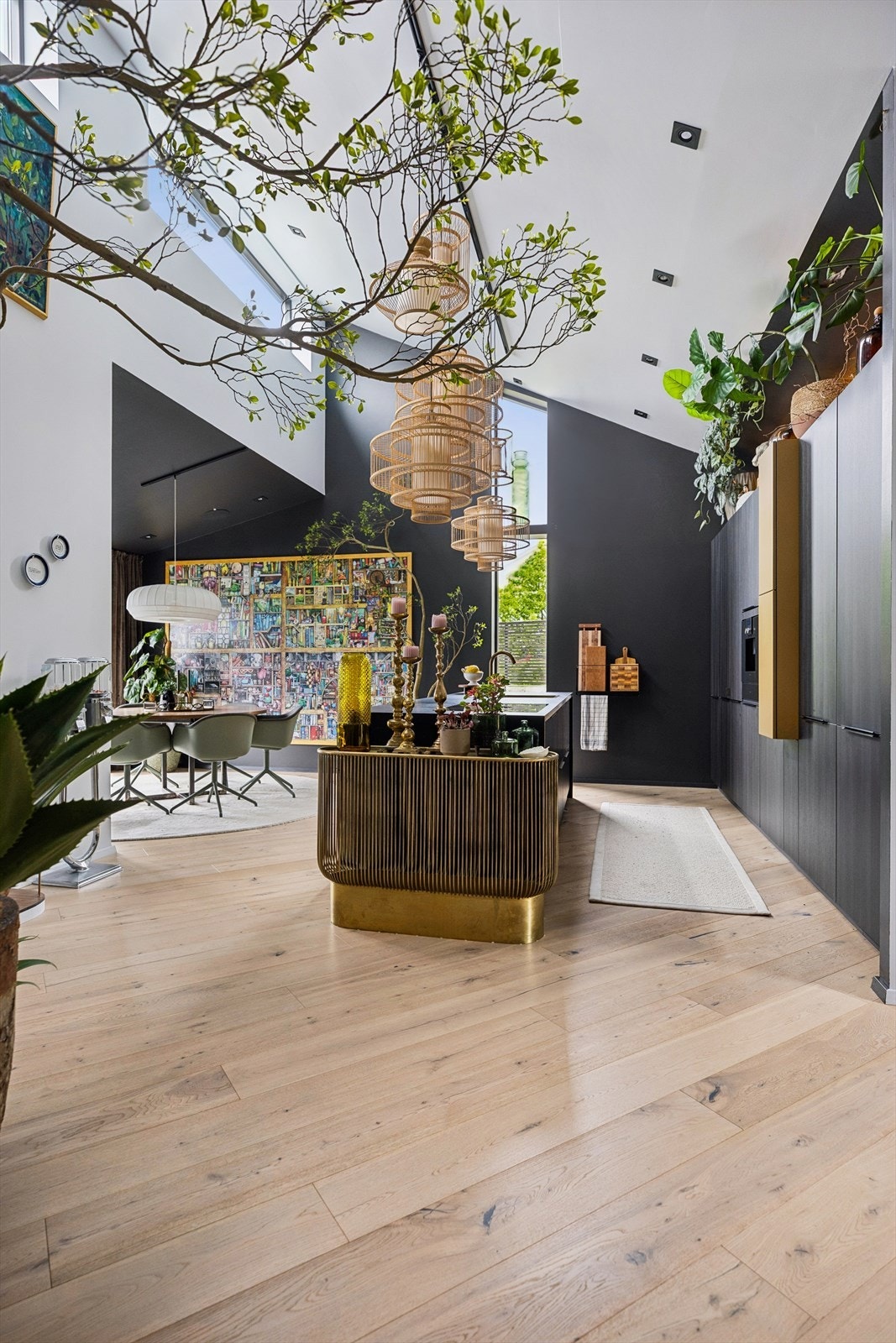 Lekkert sort kjøkken med ekstra takhøyde og rikelig med lysinnslipp fra flere sider, inkludert vinduet høyt oppe som fremhever romfølelsen. Et eksepsjonelt rom med gjennomført design. Galleribilde