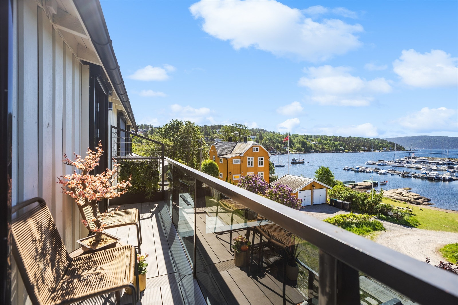 Balkongen fungerer som et privat utsiktspunkt med panoramautsikt mot fjorden og det vakre kystlandskapet. Galleribilde