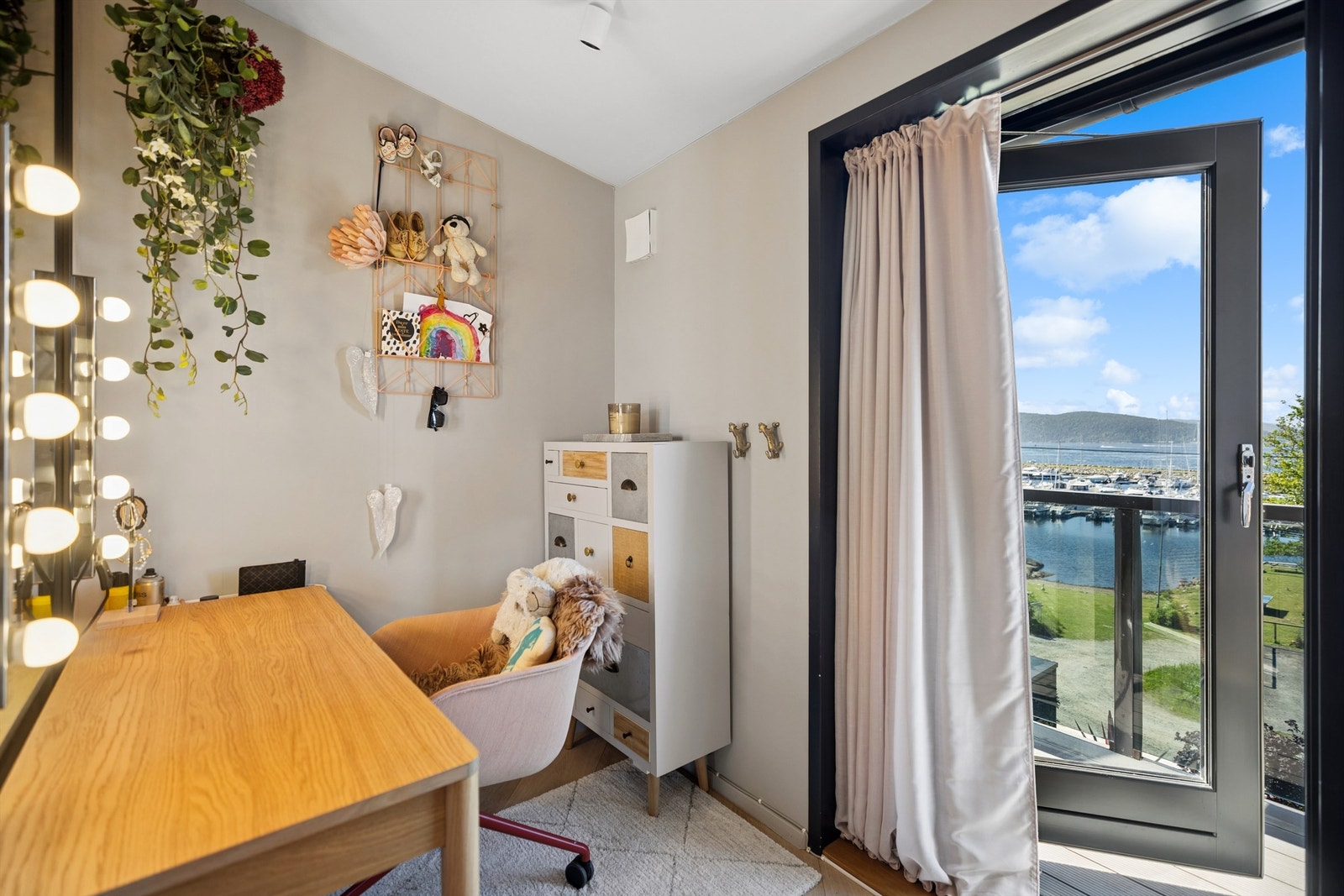 Utgang til balkong med panoramautsikt over fjorden, perfekt for å trekke seg litt tilbake. Galleribilde