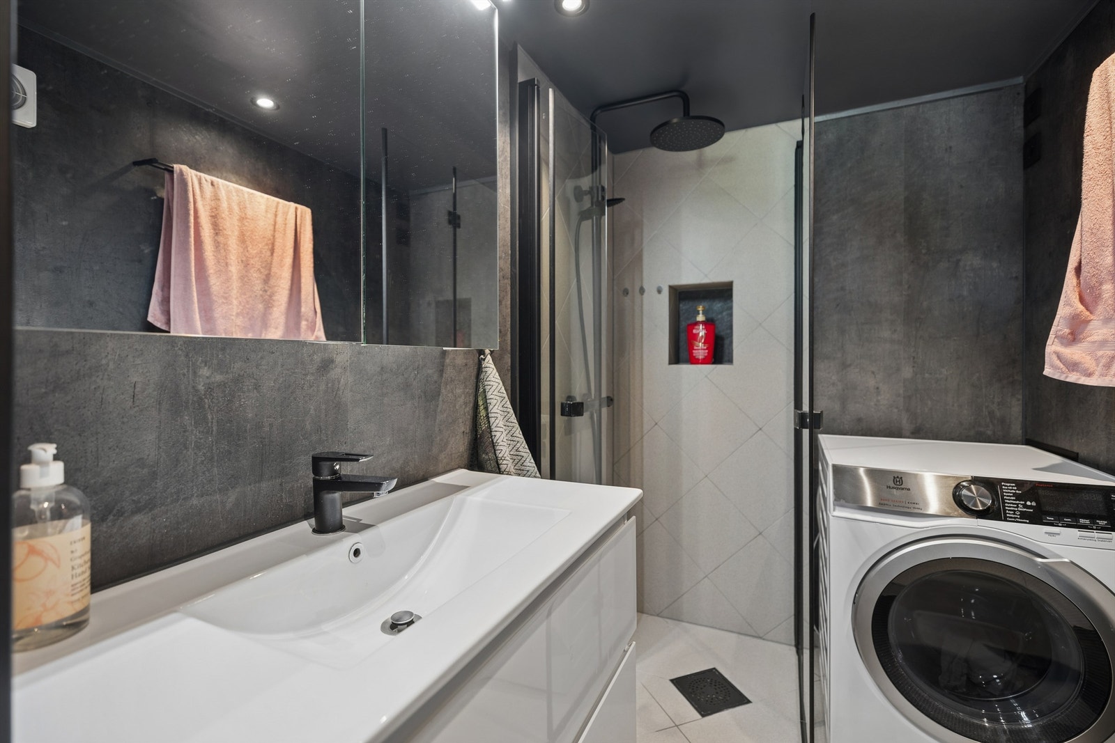 Badet i hybelen fremstår som funksjonelt og lettstelt med dusjhjørne, toalett og servantskap. I tillegg er det tilrettelagt for vaskemaskin Galleribilde