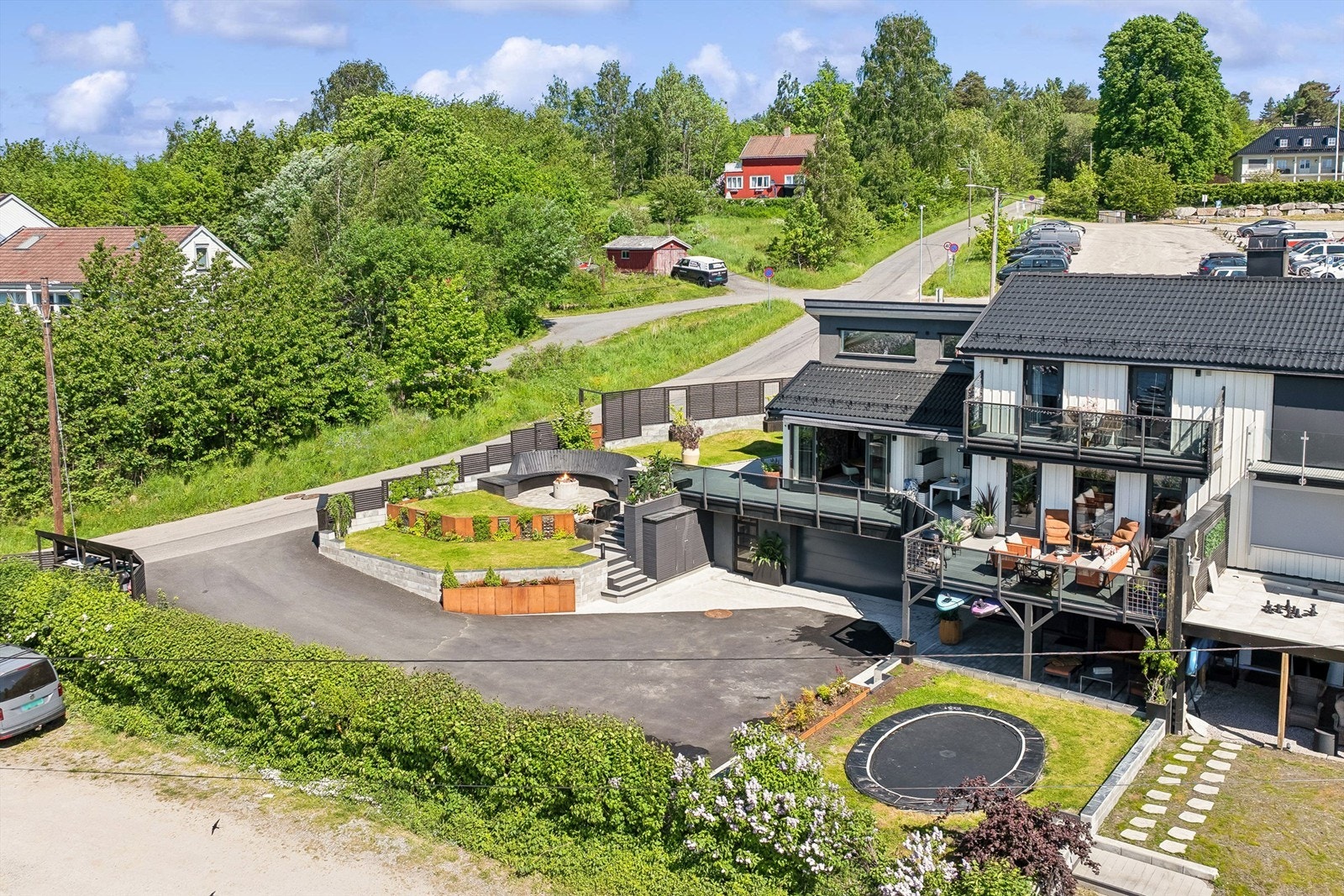 Boligen byr på flotte uteområder med flere terrasser, bålplass og gode soner for både lek og samvær i et skjermet og pent opparbeidet miljø. Galleribilde