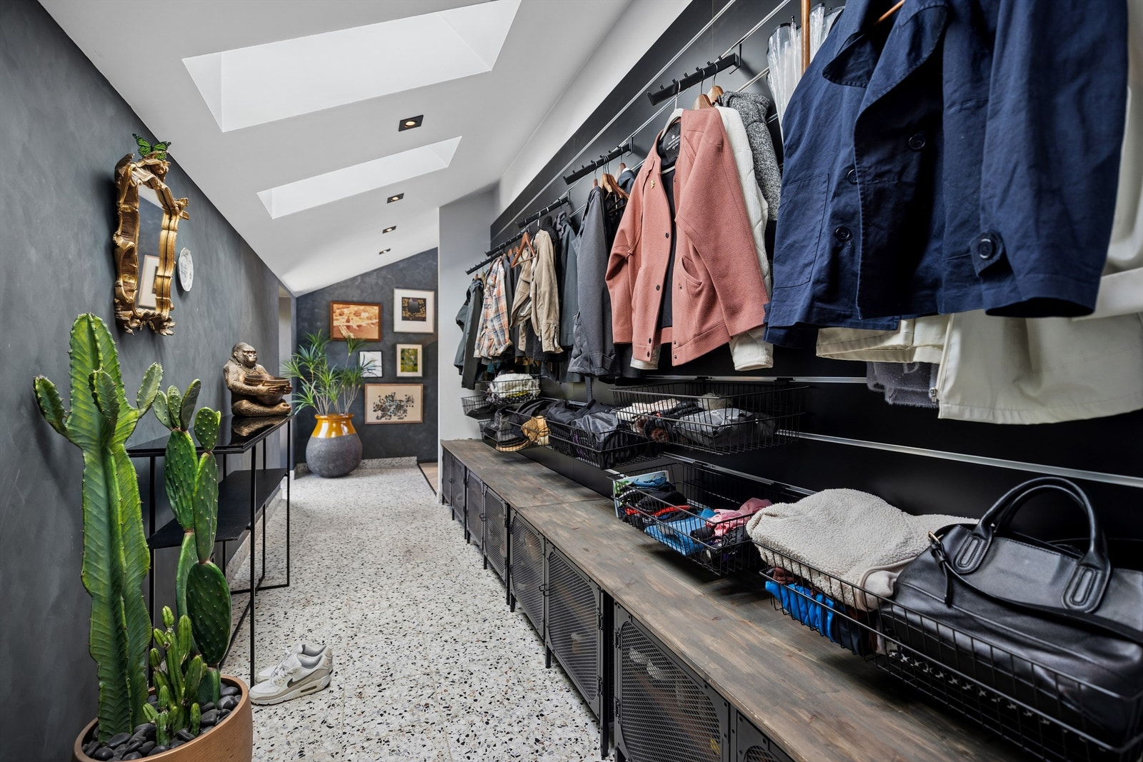 Innbydende gang med praktisk flisegulv, takvinduer som gir rikelig med naturlig lys, og en lang benk med svært gode oppbevaringsmuligheter under - perfekt for en ryddig og funksjonell hverdag. Galleribilde