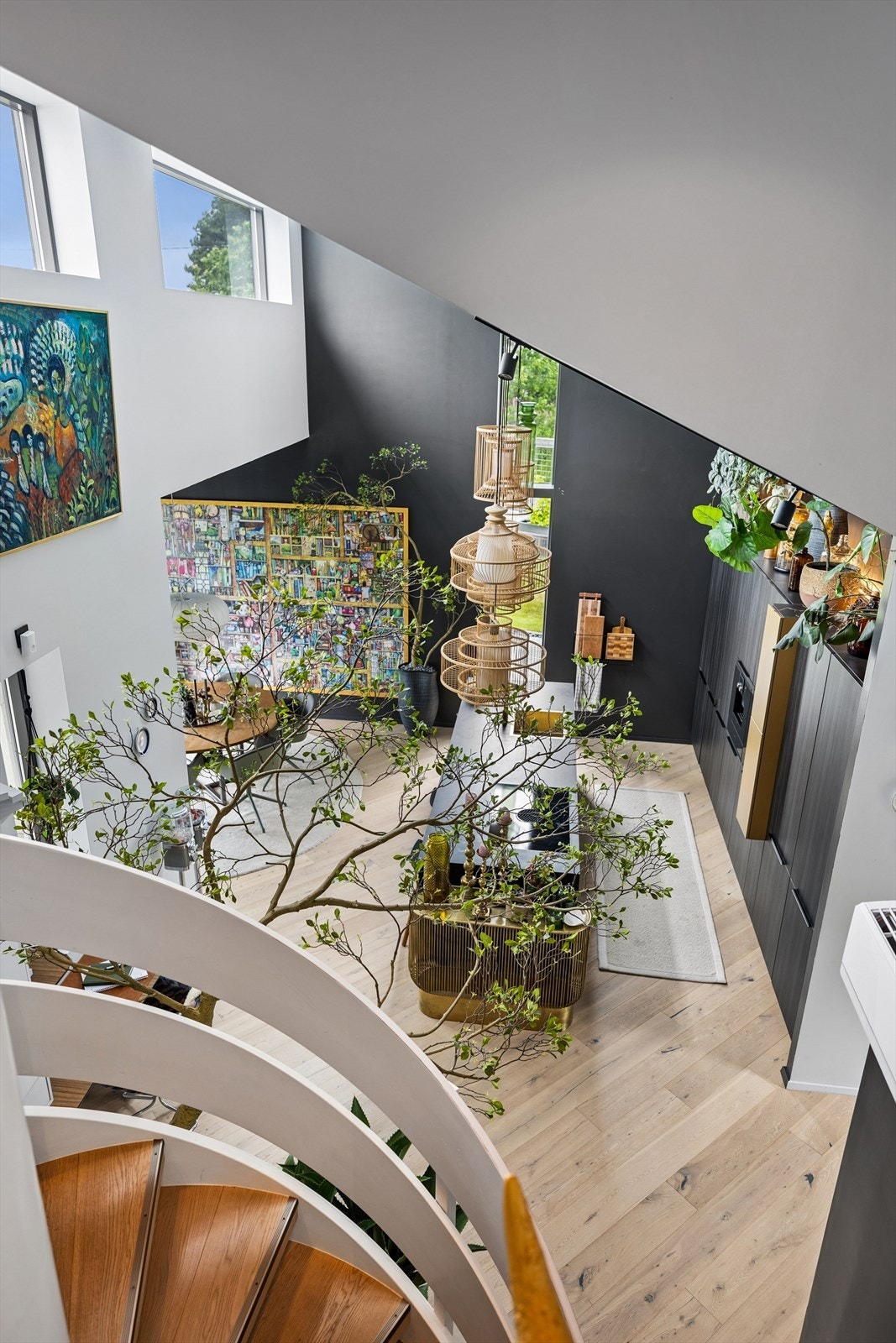 Den moderne arkitekturen byr på spennende vinkler, flotte lysforhold og et stilrent uttrykk. Galleribilde