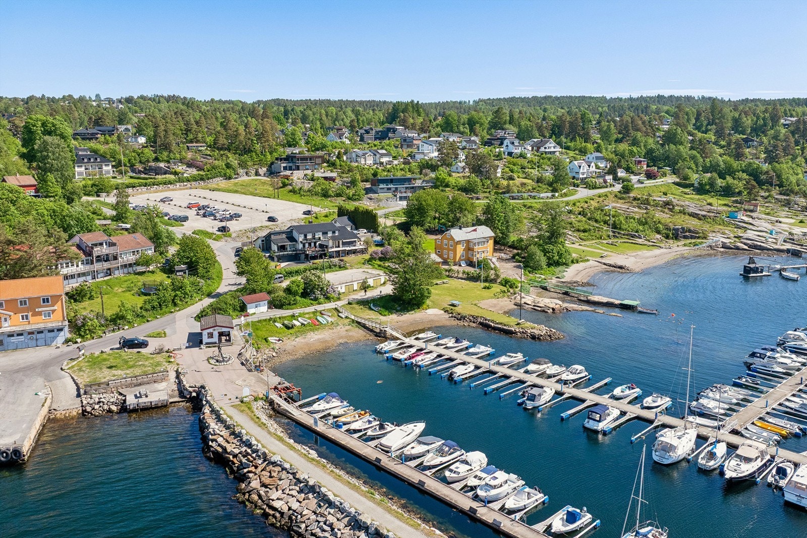 Eiendommen ligger i et meget attraktivt og etablert boligområde sentralt på Fagerstrand. Fagerstrand har flere barnehager, barneskole og ungdomsskole like i nærheten. Foto: Per Oscar Skjellnan v/Efkt Galleribilde