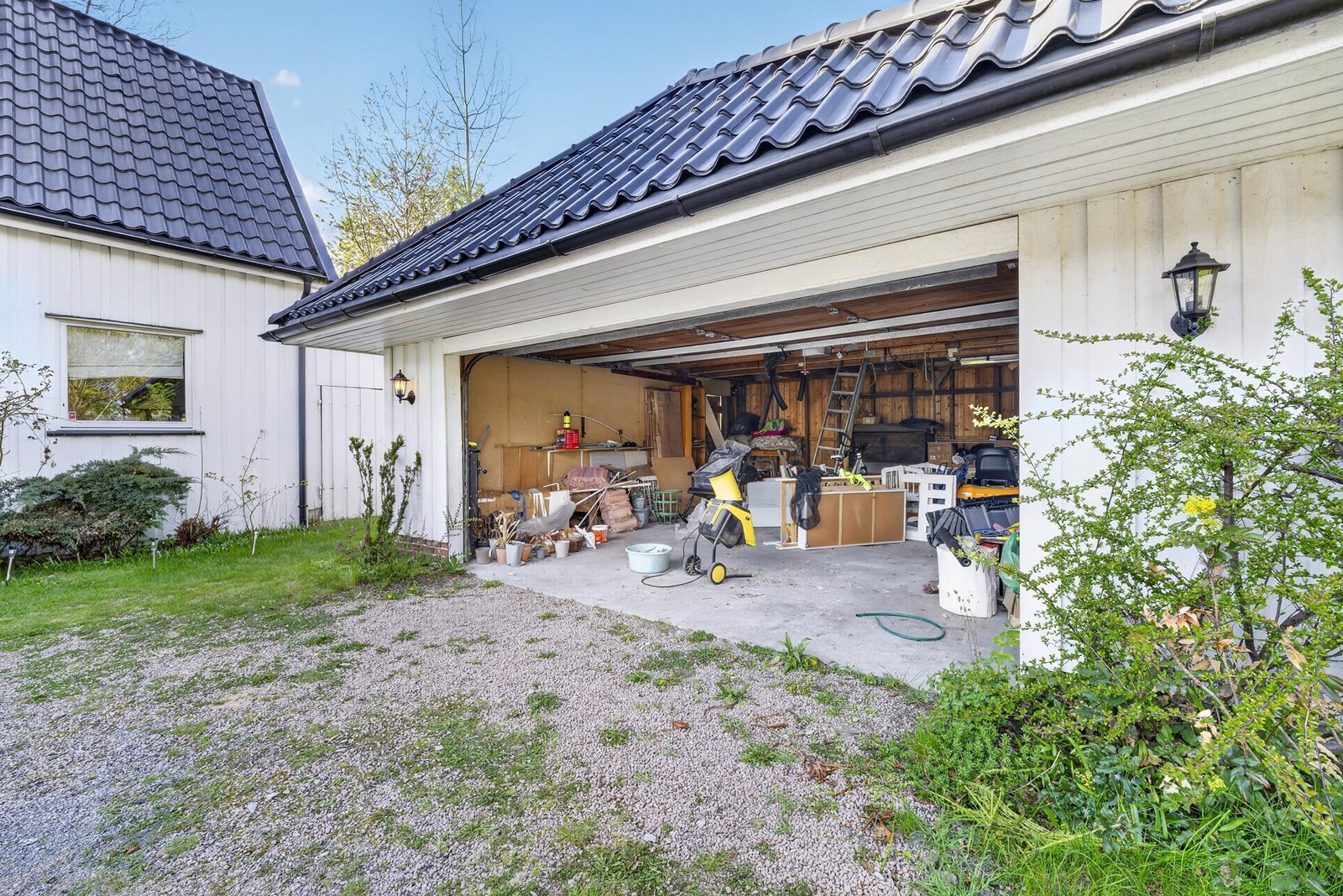 Stor garasje med god plass til både bil og oppbevaring Galleribilde
