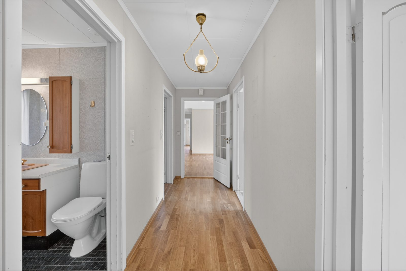 Romslig hall/gang med god forbindelse til boligens oppholdsarealer Galleribilde