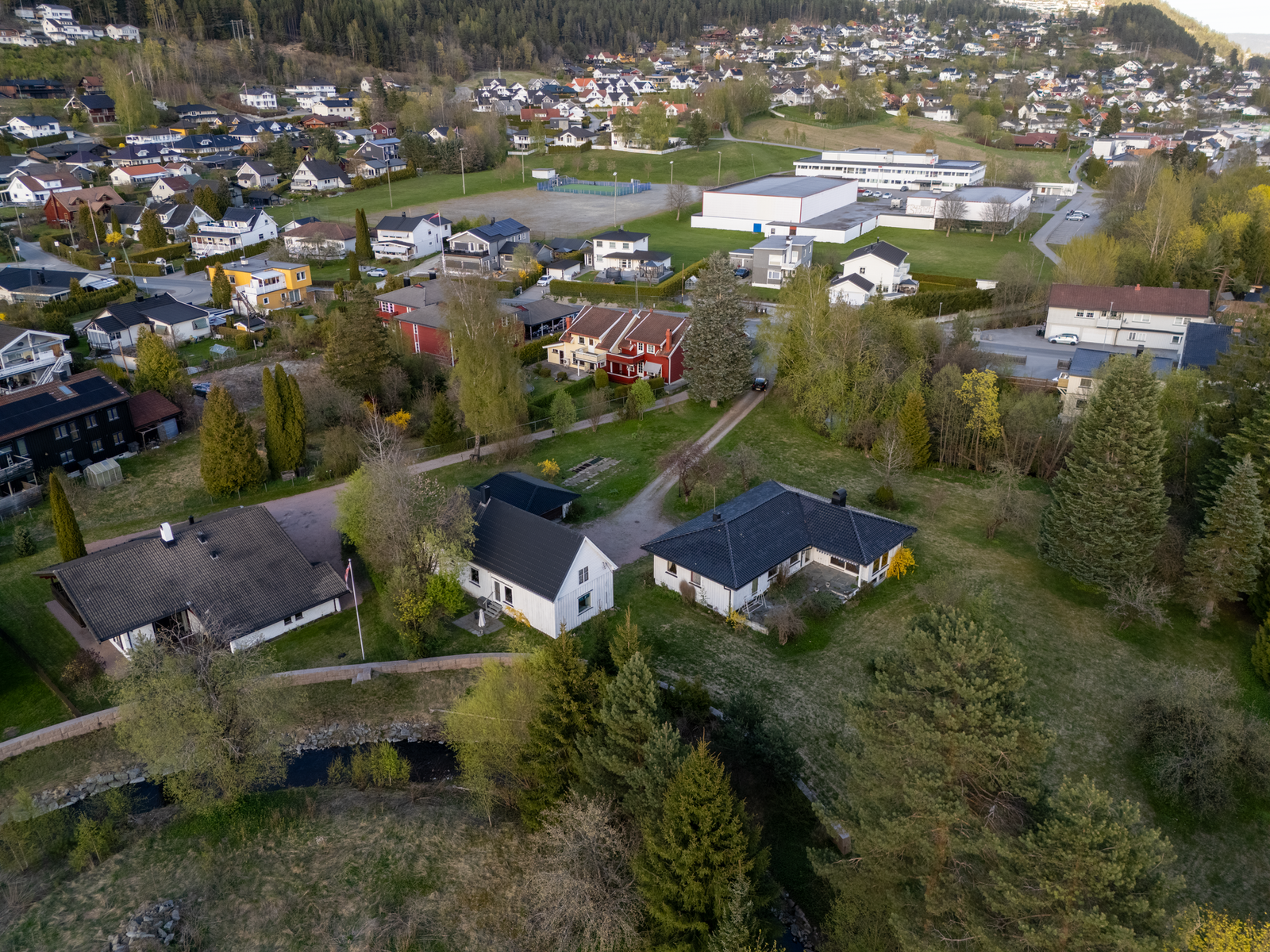 Eiendommen ligger skjermet til samtidig som man bor sentralt Galleribilde
