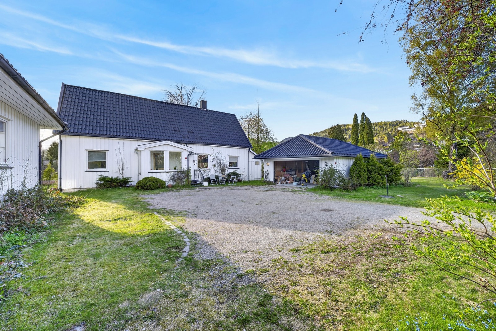 Stor grusplass og dobbelgarasje Galleribilde
