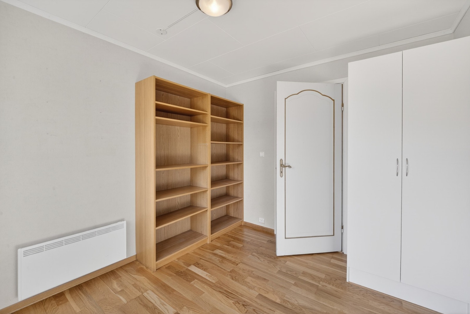 God plass til oppbevaring og tøy Galleribilde
