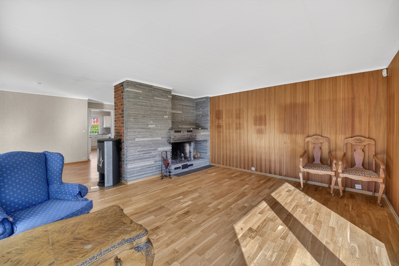Stuen har en stilig peis Galleribilde