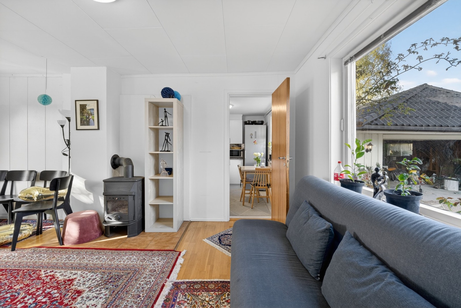 Rommet byr på en lys og hyggelig atmosfære med vedovn som skaper ekstra varme og stemning Galleribilde