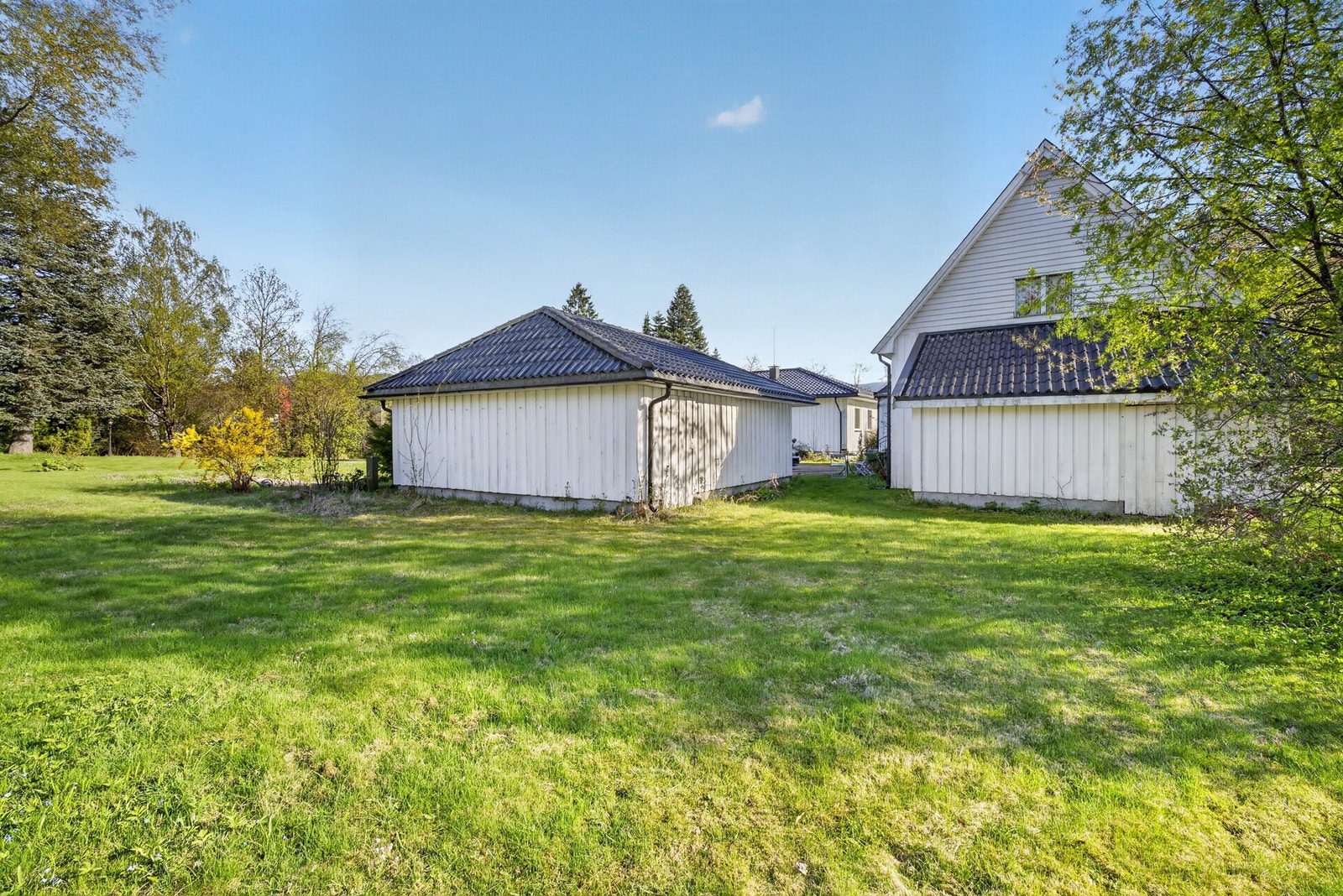 Stor og solrik tomt med gode uteområder og god avstand til naboer Galleribilde