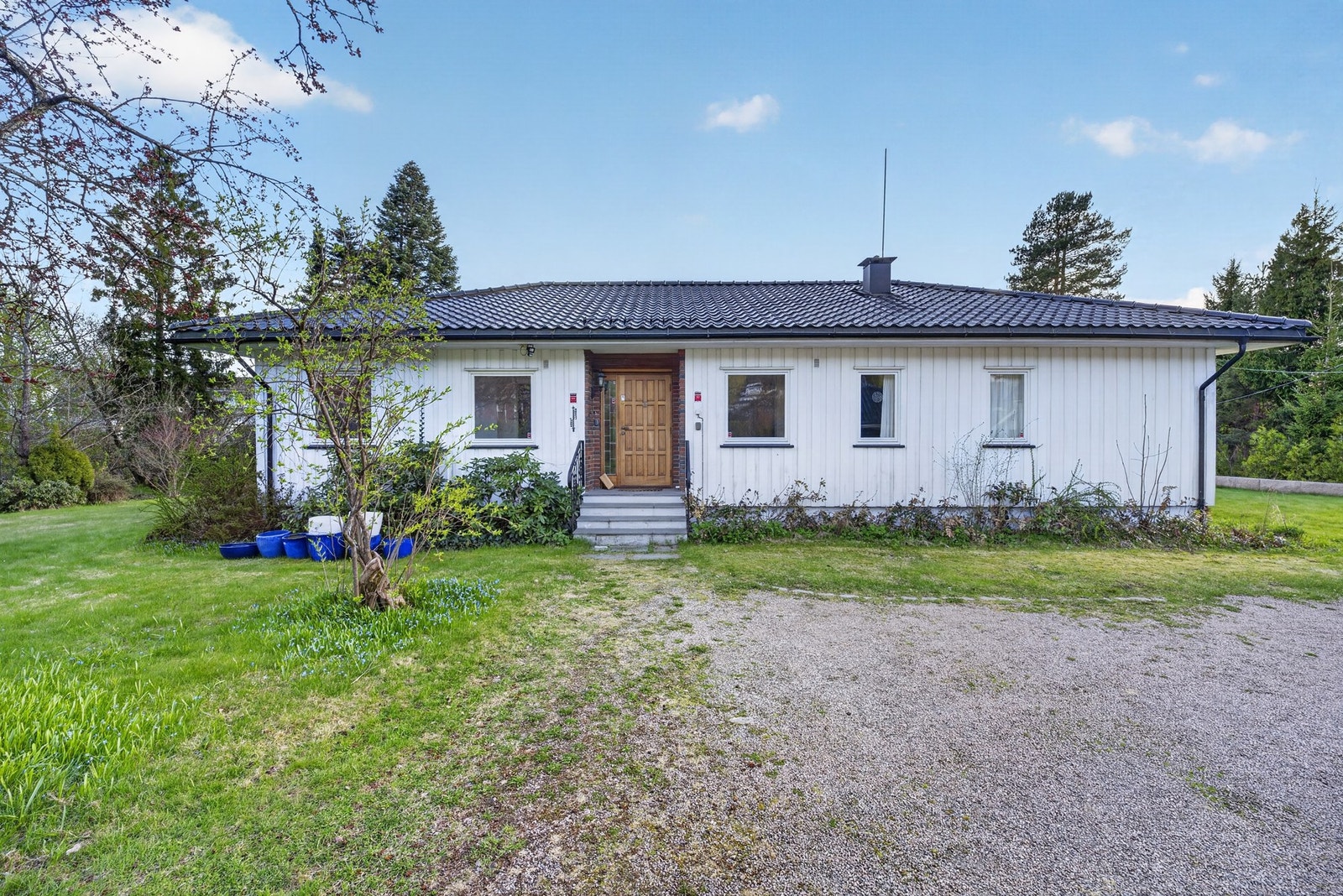 Hyggelig inngangsparti med adkomst fra romslig gårdsplass Galleribilde