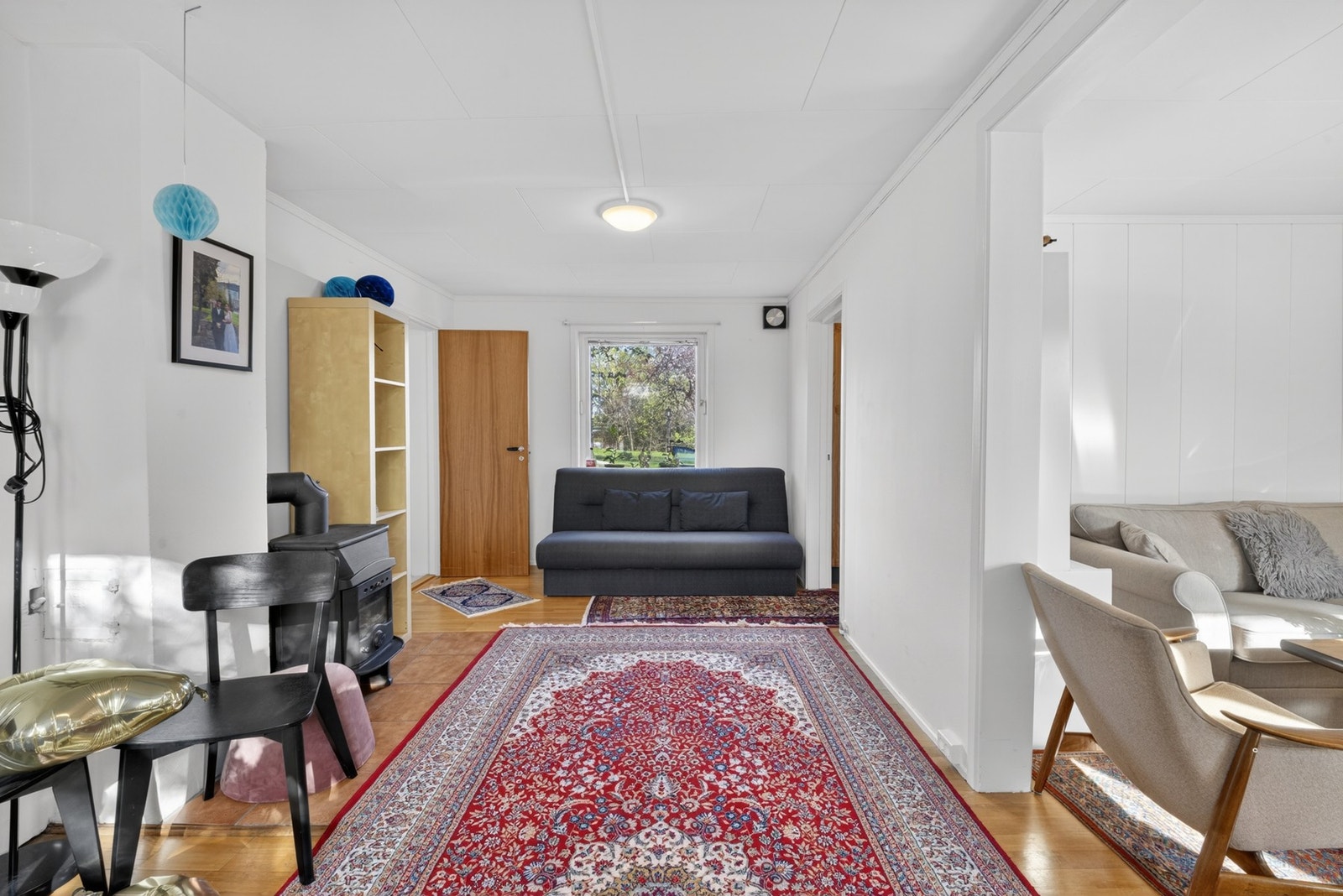 God plass til sofa og andre sosiale grupper Galleribilde