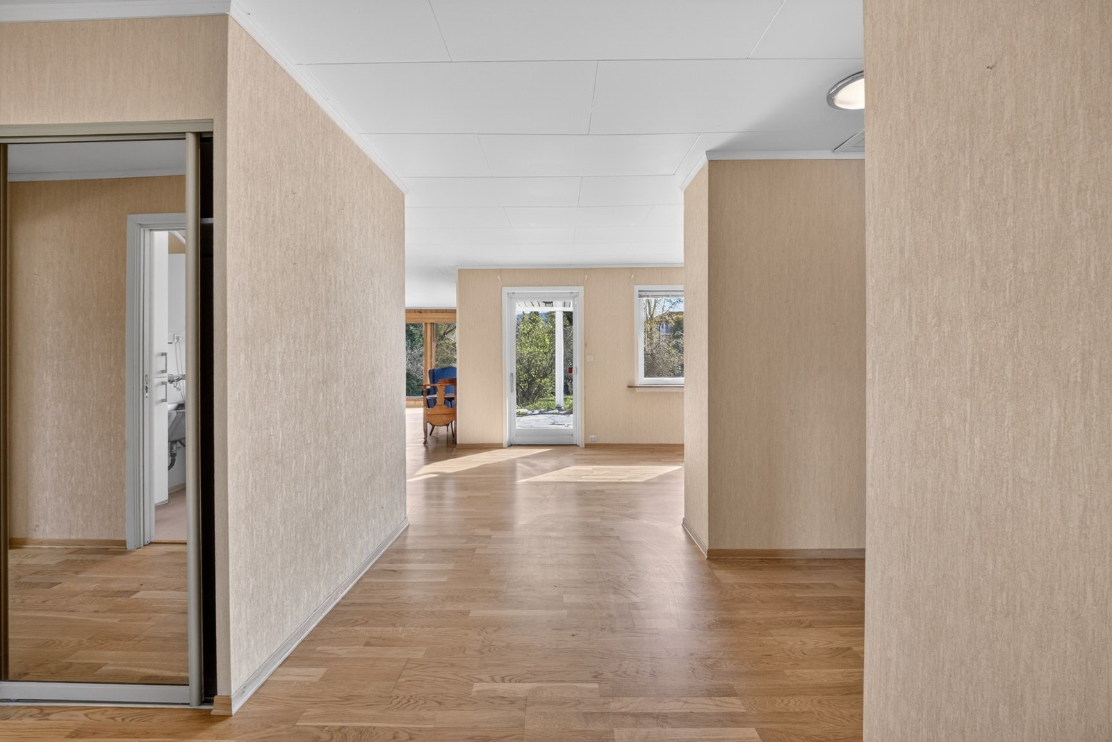 Fra hallen er det enkel adkomst til boligens oppholdsrom Galleribilde