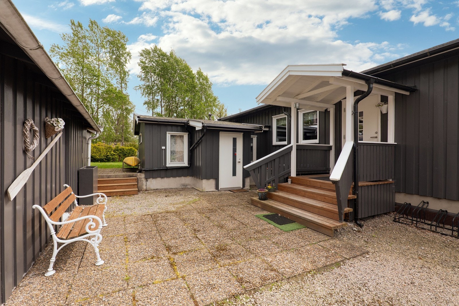 Hybelen er utleid for kr. 7.000,- per måned + strøm. Leieforholdet følger boligen. Hybelen disponerer biloppstillingsplass i carport, til venstre i bildet. Galleribilde
