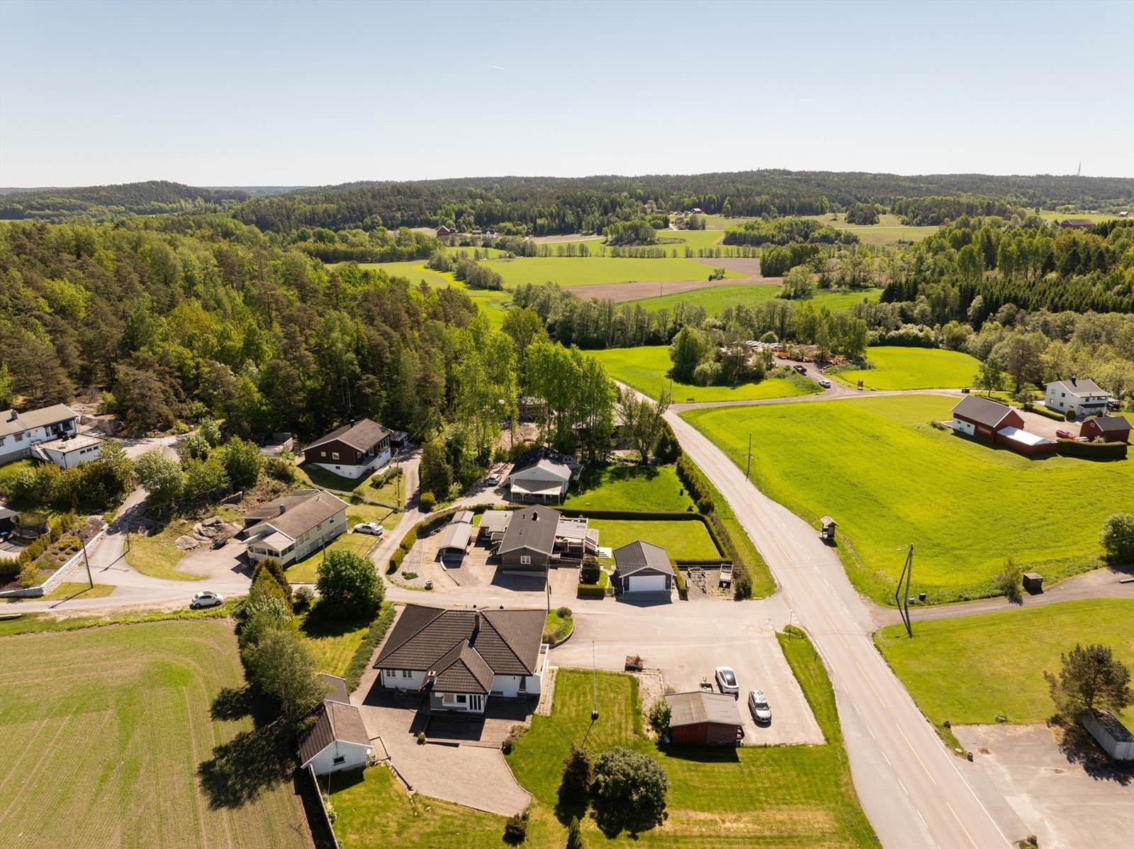 Det er enkel adkomst og flere oppstillingsmuligheter på eiendommen for både biler, tilhengere, bobil og båt i vinteropplag. Galleribilde