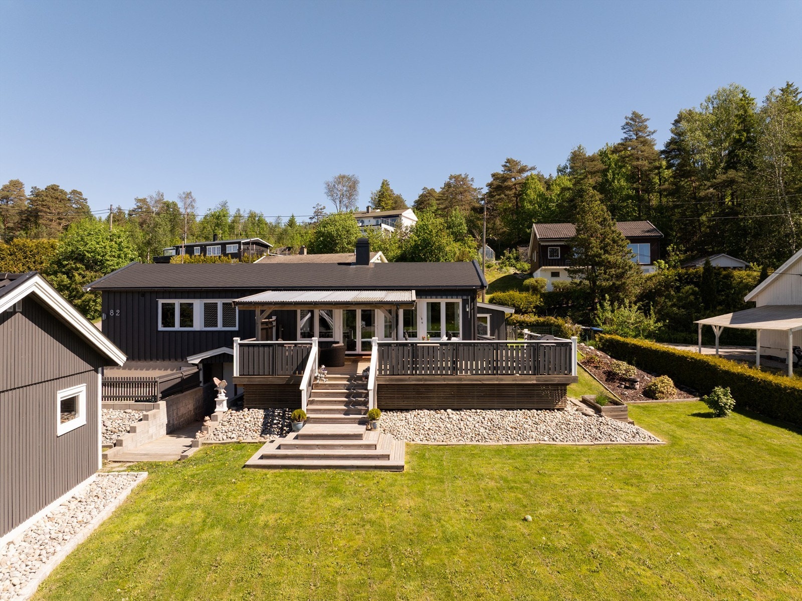 Ny terrassetrapp ble oppført i 2024 og gir enkel tilgang til den lettstelte hagen nedenfor. I 2016 ble nytt inngangsparti til kjelleren etablert. Galleribilde