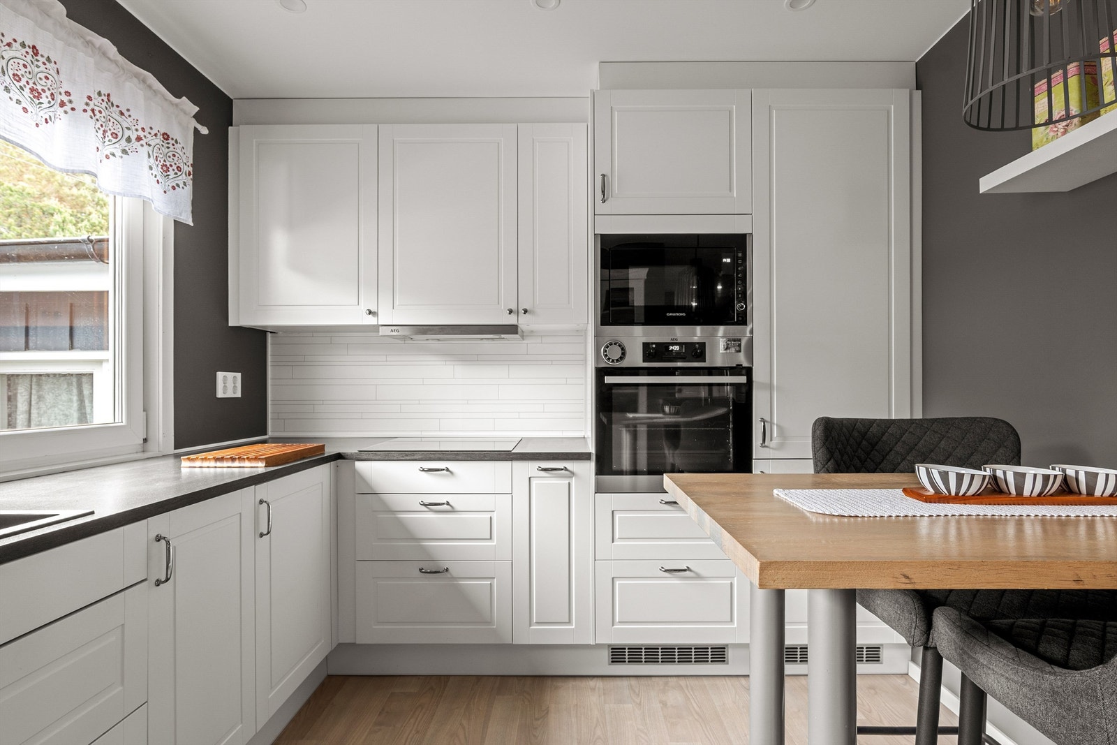 Kjøkkenets hvitevarer er alle integrert og fra produsentene AEG og Electrolux. Montering av komfyrvakt og automatisk lekkasjedeteksjon anbefales. Galleribilde
