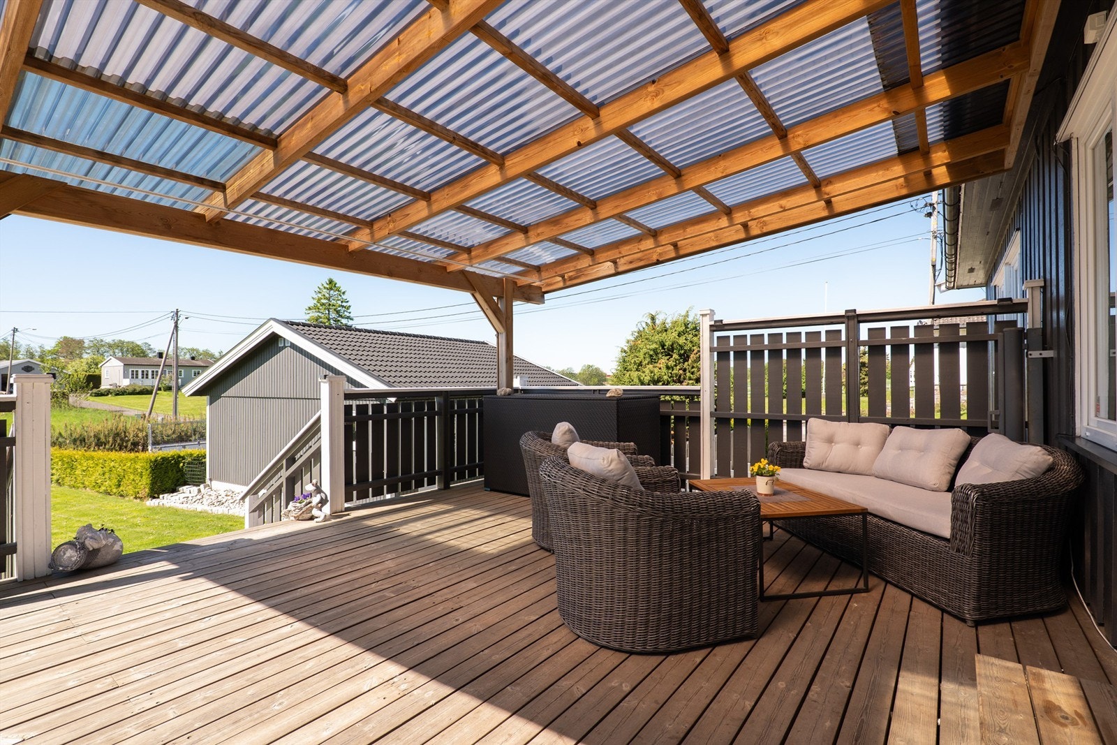 Under terrassens pergola med tett tak er det svalende skygge når sommersolen står som høyest. Galleribilde