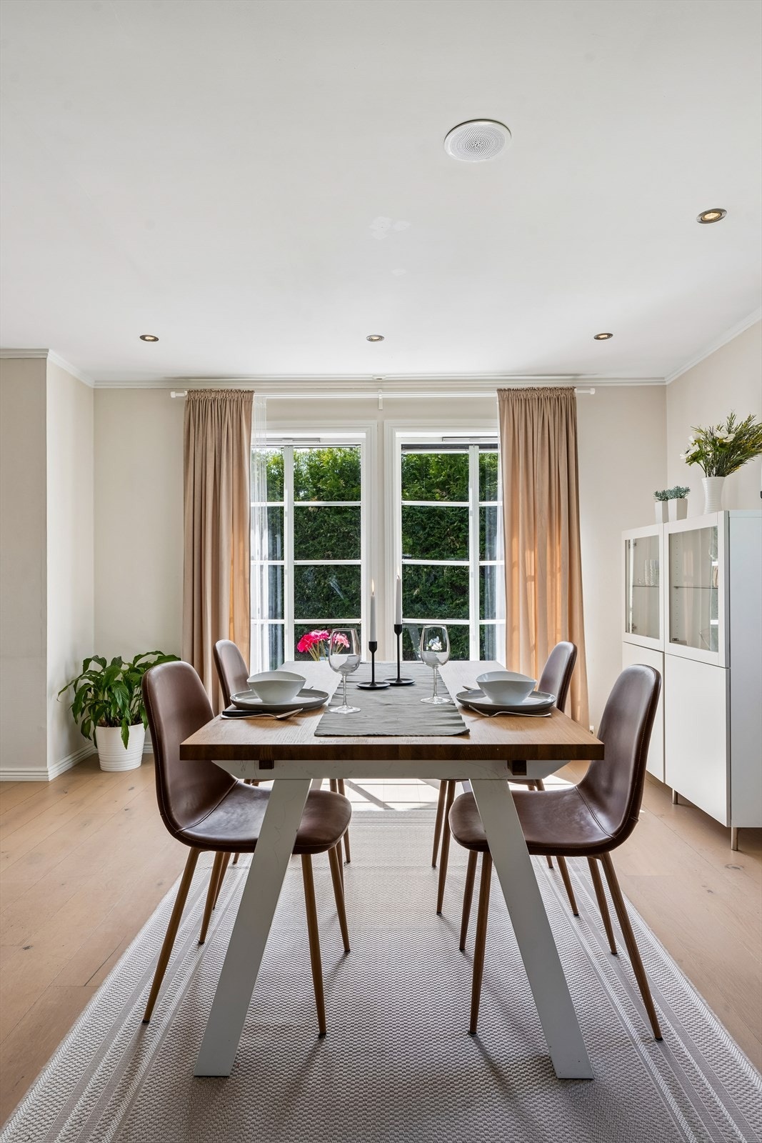 God plass for et stort spisebord for hyggelige sammenkomster. Galleribilde