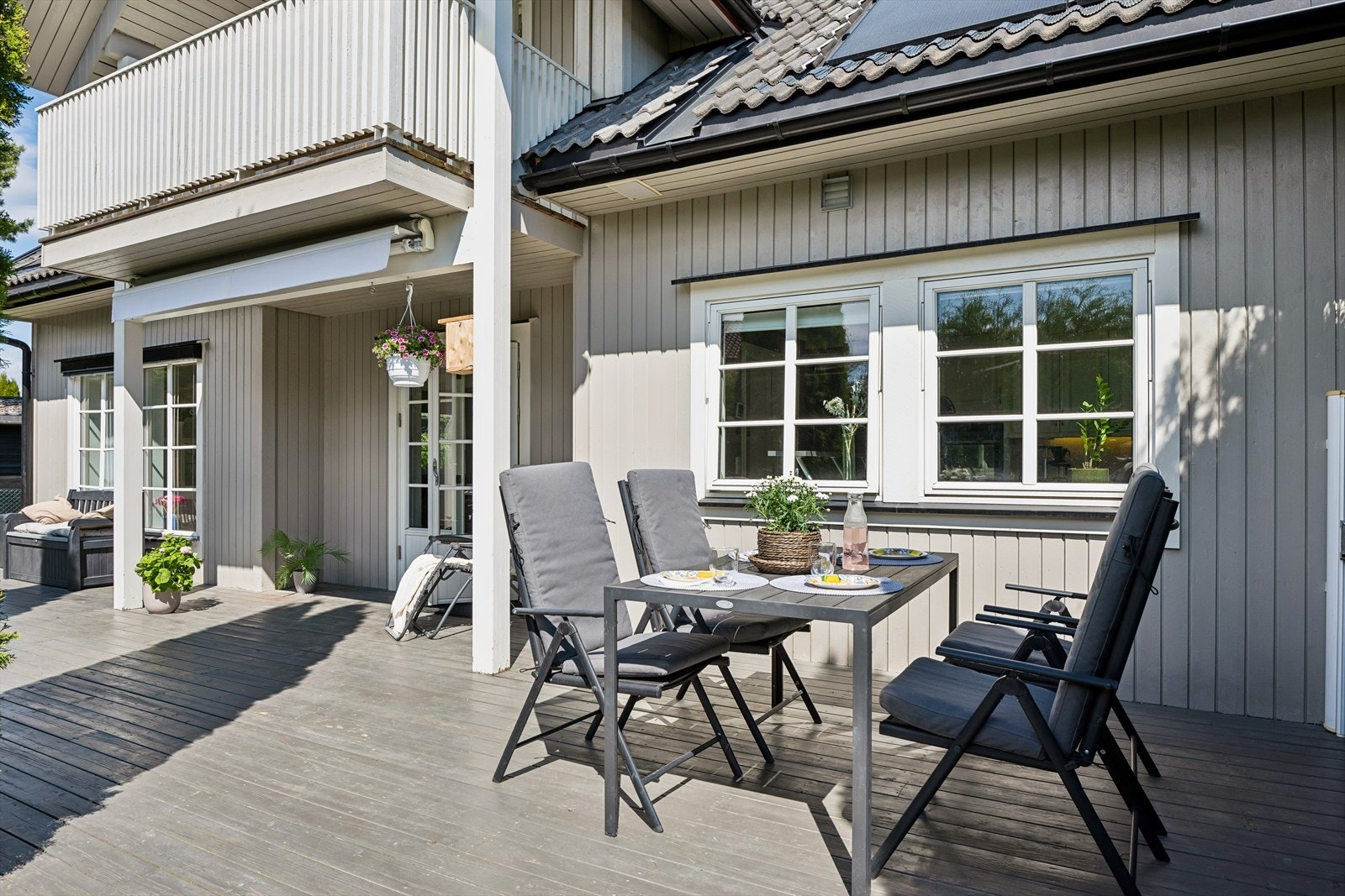 Terrassen er en flott forlengelse av stuen, med god plass til utemøbler og grill. Galleribilde