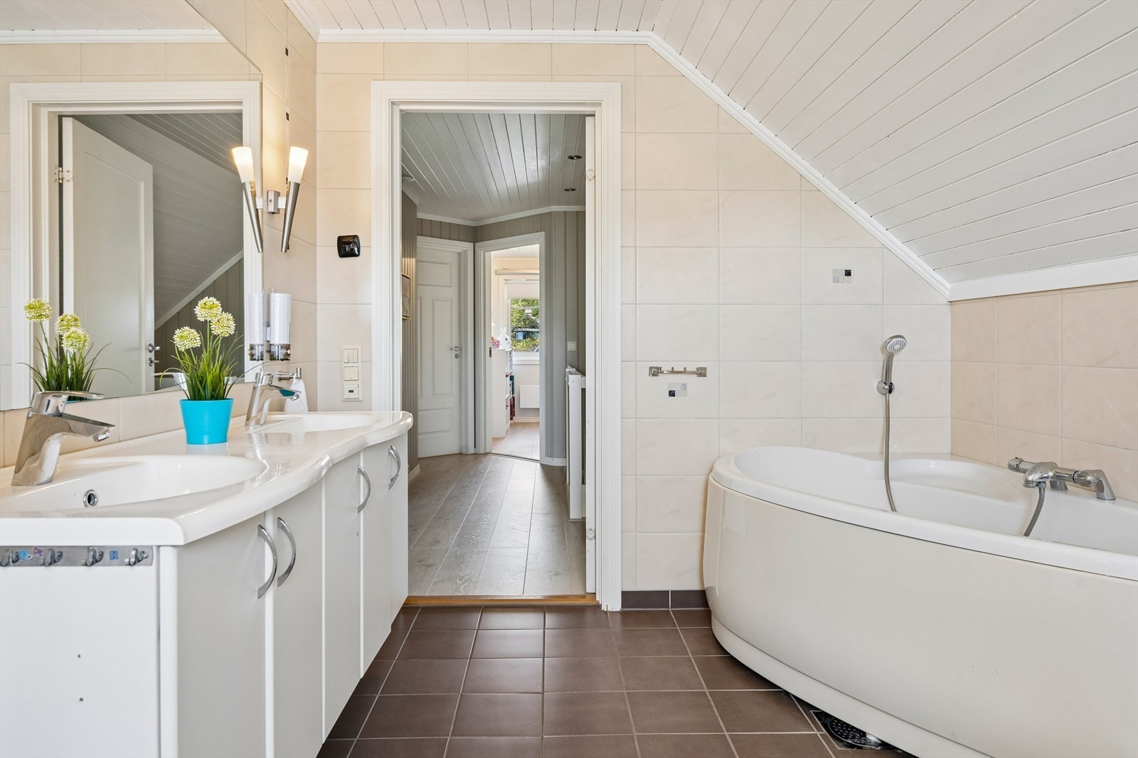 Badet i andre etasje er fra byggeåret og har innredning med doble servanter. Galleribilde