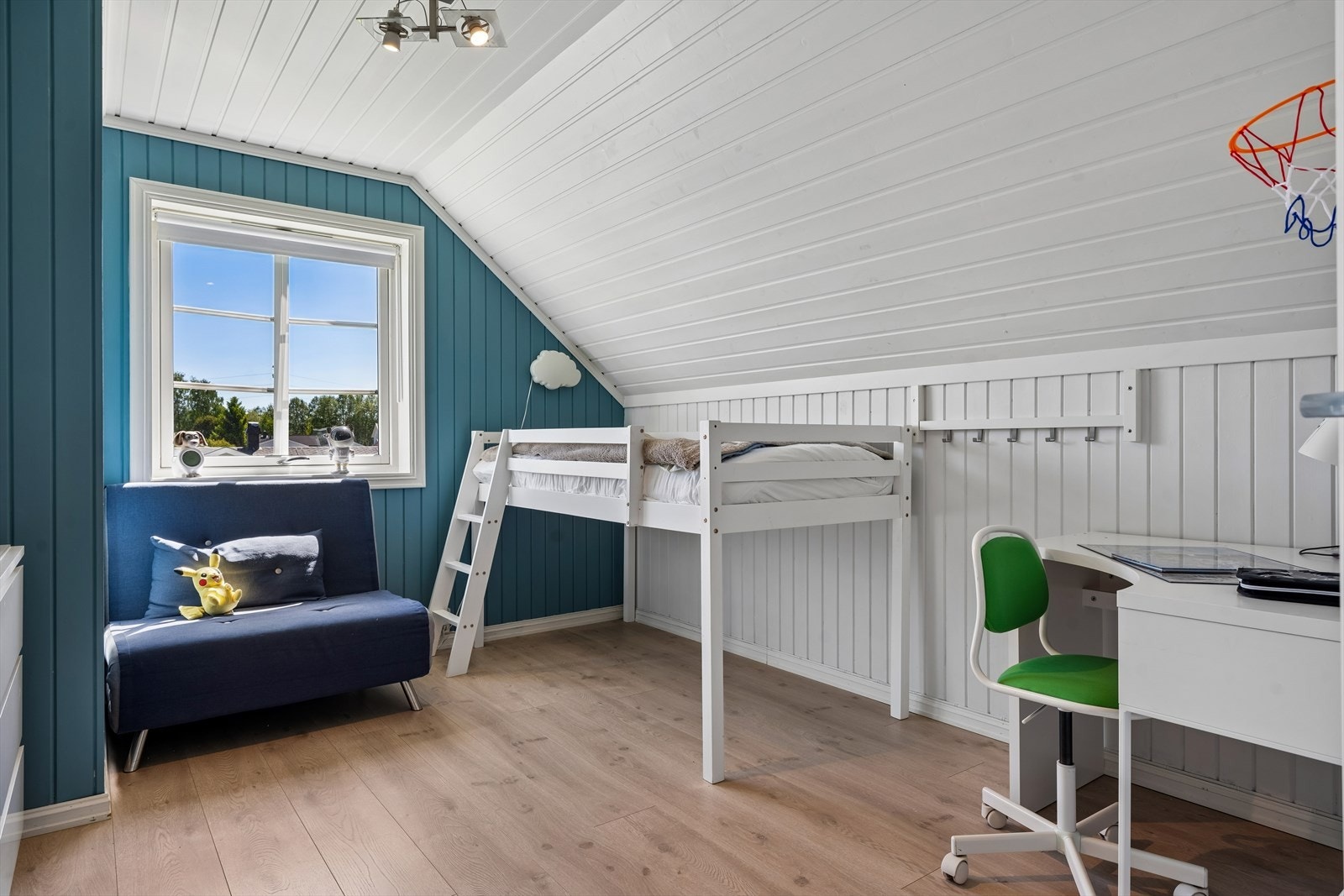 Et av de fire soverommene, ideelt som barnerom eller kontor. Galleribilde